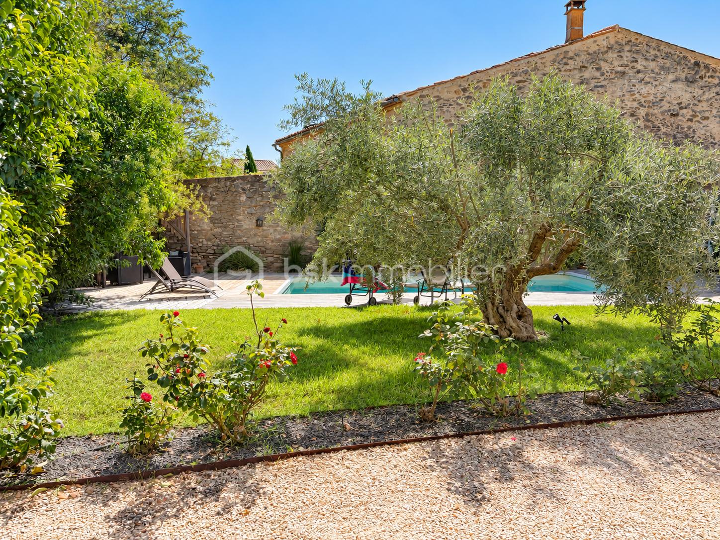 Maison et piscine en lumière douce-20.png