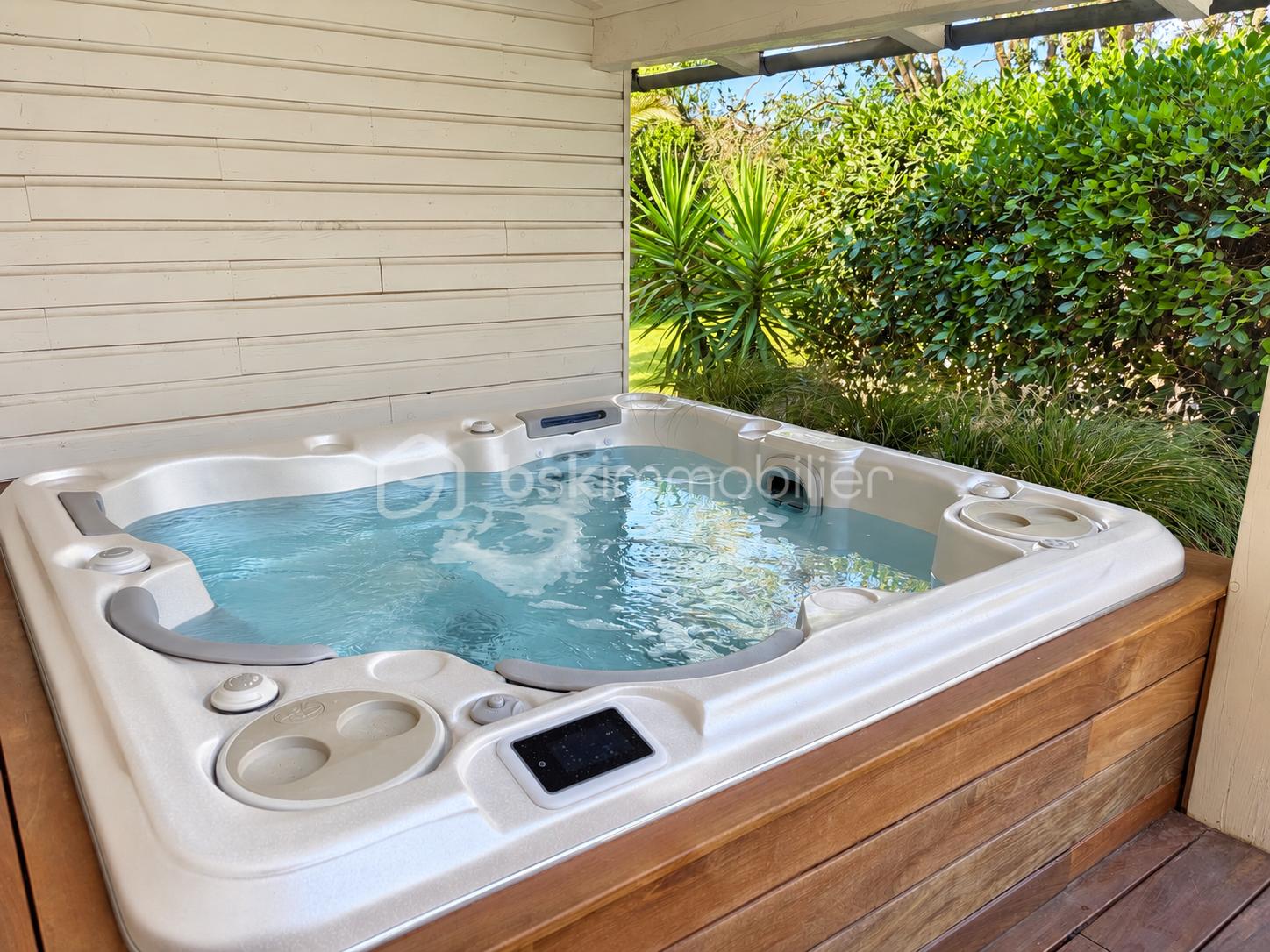 Intérieur et piscine en lumière naturelle-19.png
