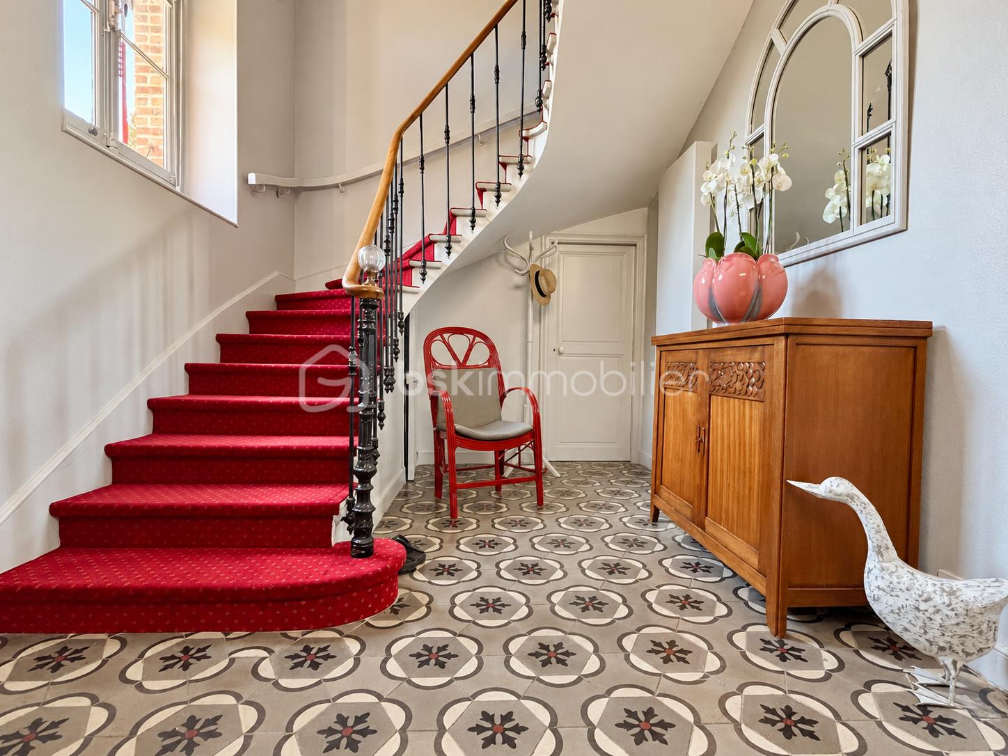 Villa lumineuse avec piscine et terrasse-7.png