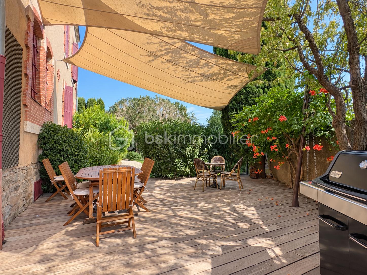 Lumière naturelle sur maison et piscine-5.png