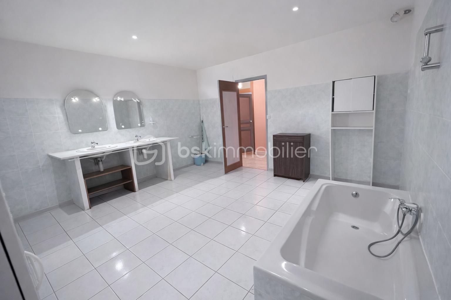 Maison de village de 155 m² - Salle de bain spacieuse et lumineuse.png