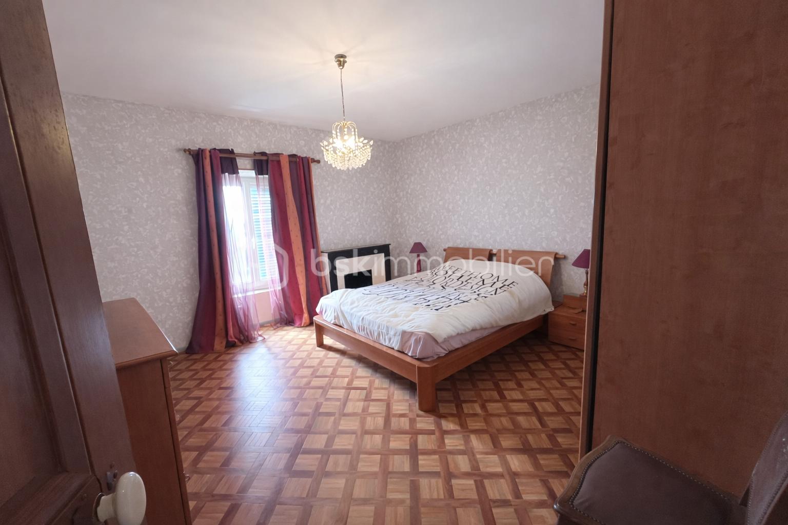 Maison de village de 155 m² - Chambre élégante avec lumière naturelle(1).png