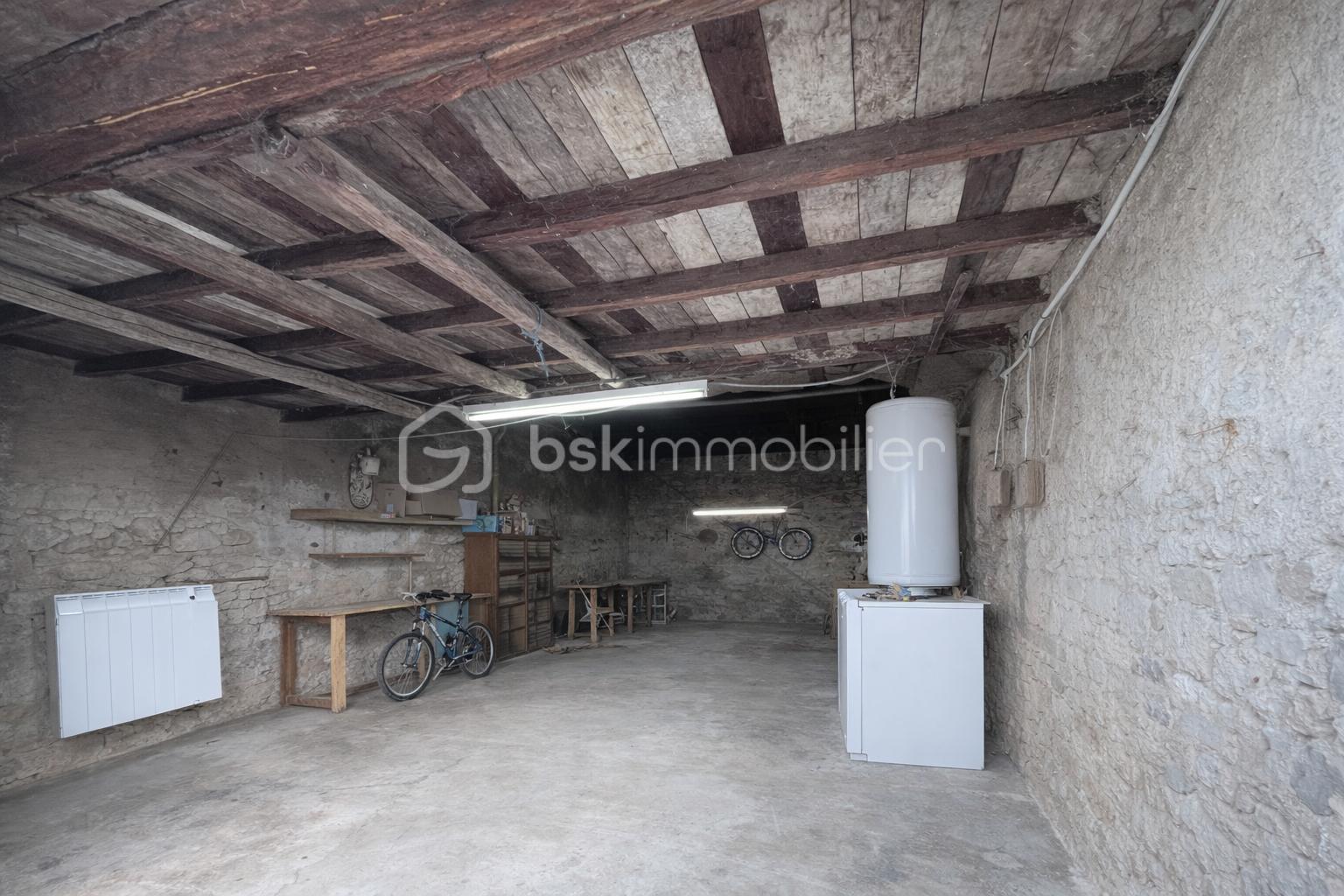 Maison de village de 155 m² - Intérieur d'un garage ancien organisé.png
