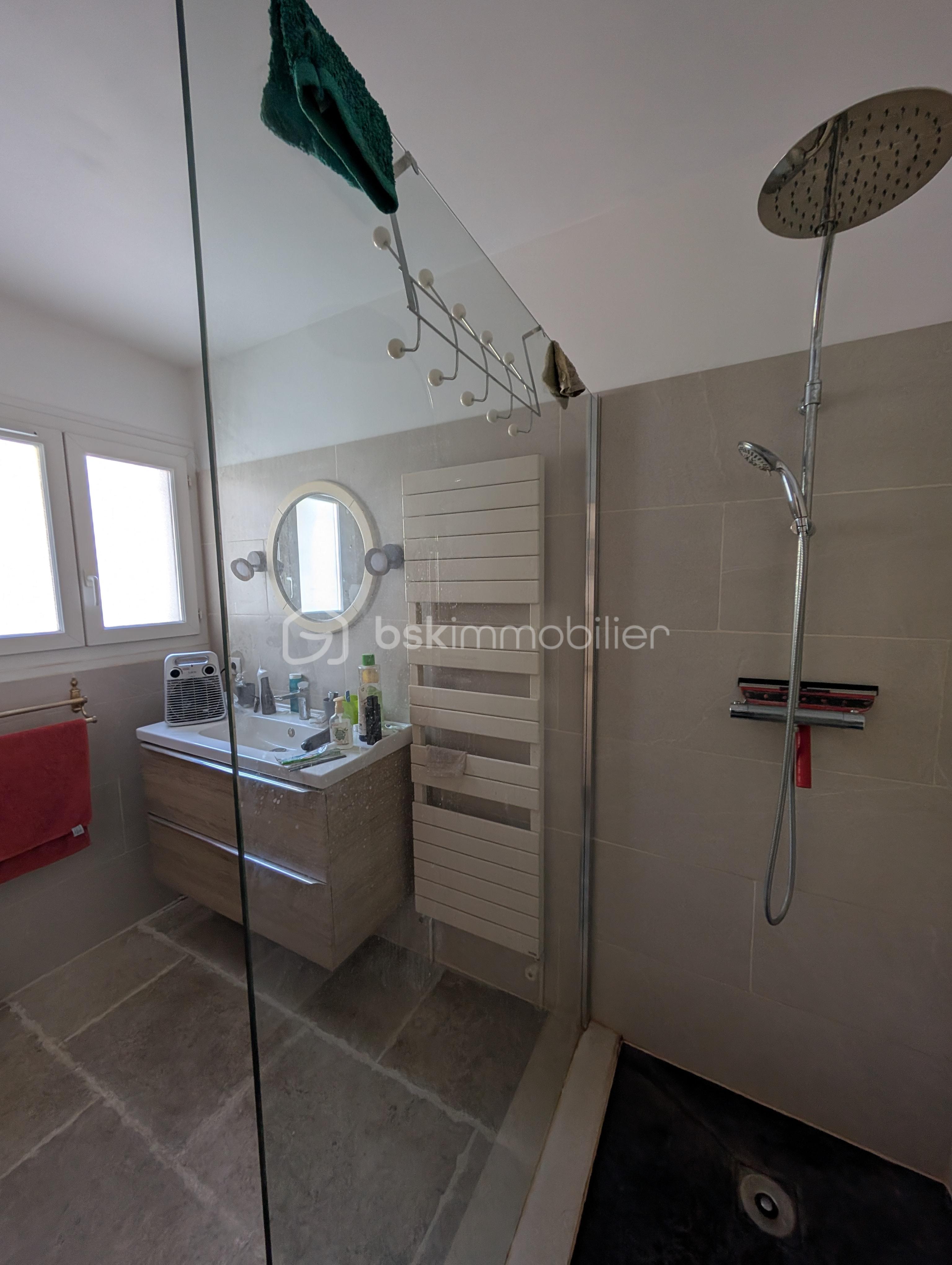 Maison de 100 m² - Salle d'eau rez-de-chaussée (2).jpg