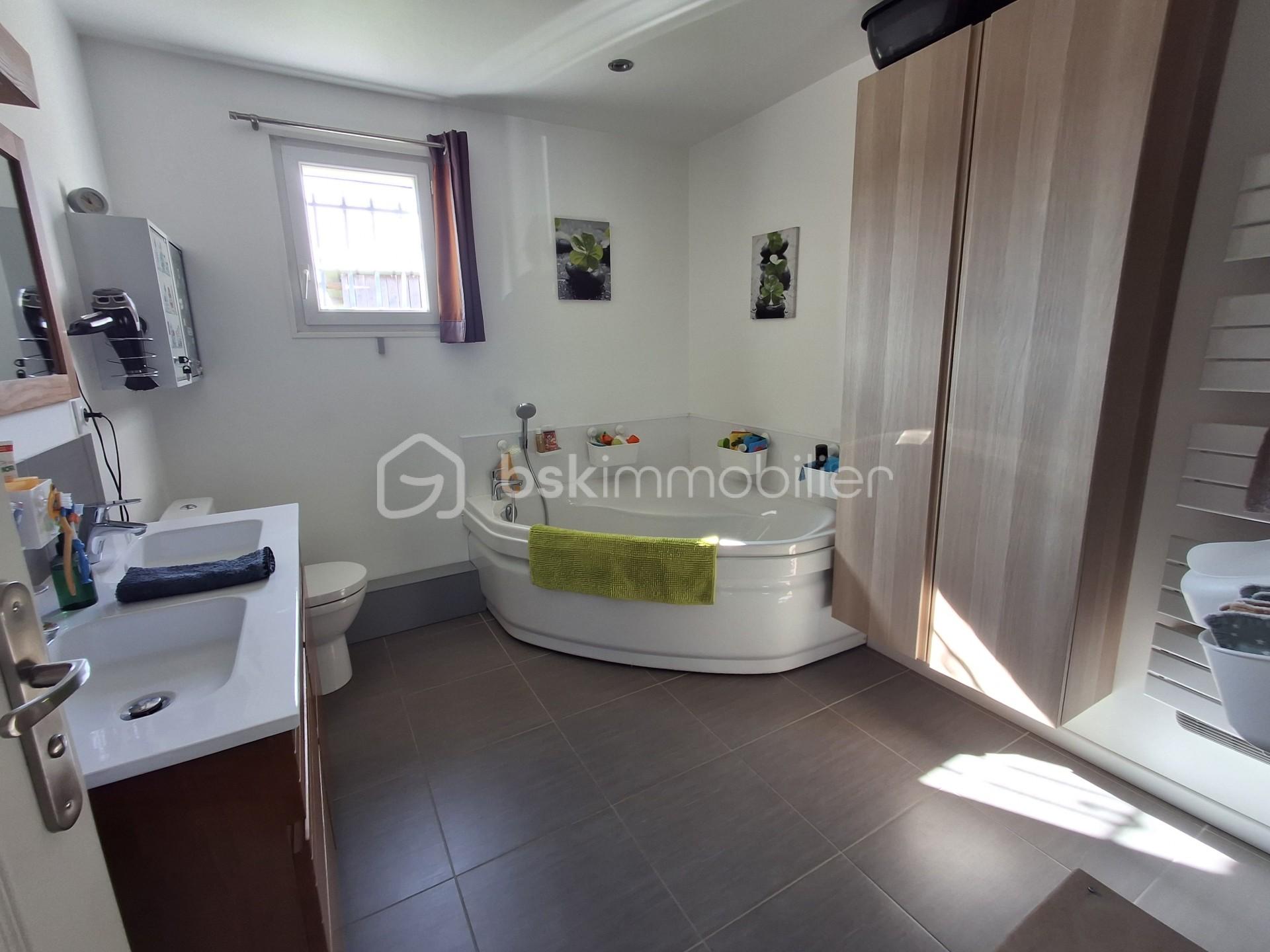 Maison de 100 m² - SDB ensemble paysage.jpg