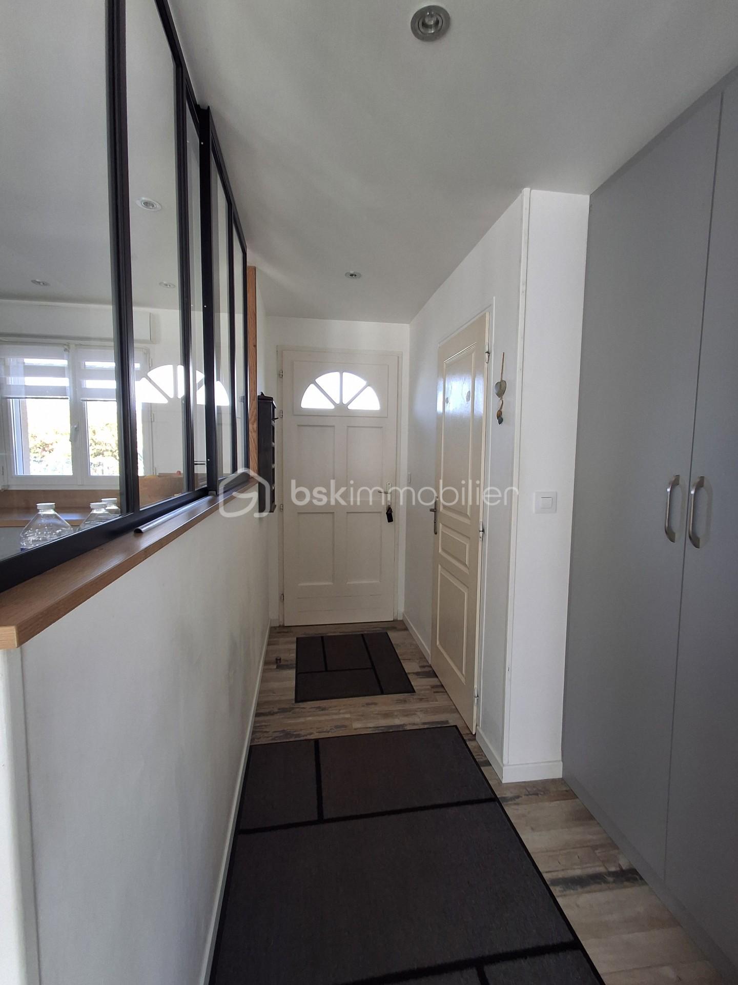 Maison de 100 m² - Couloir entrée portrait.jpg