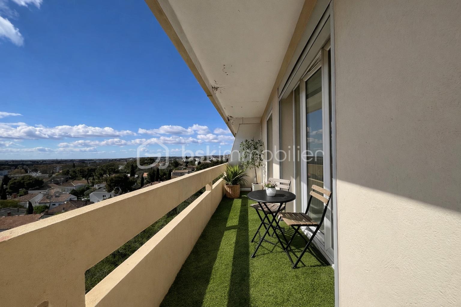 Balcon ensoleillé avec mobilier de jardin.png