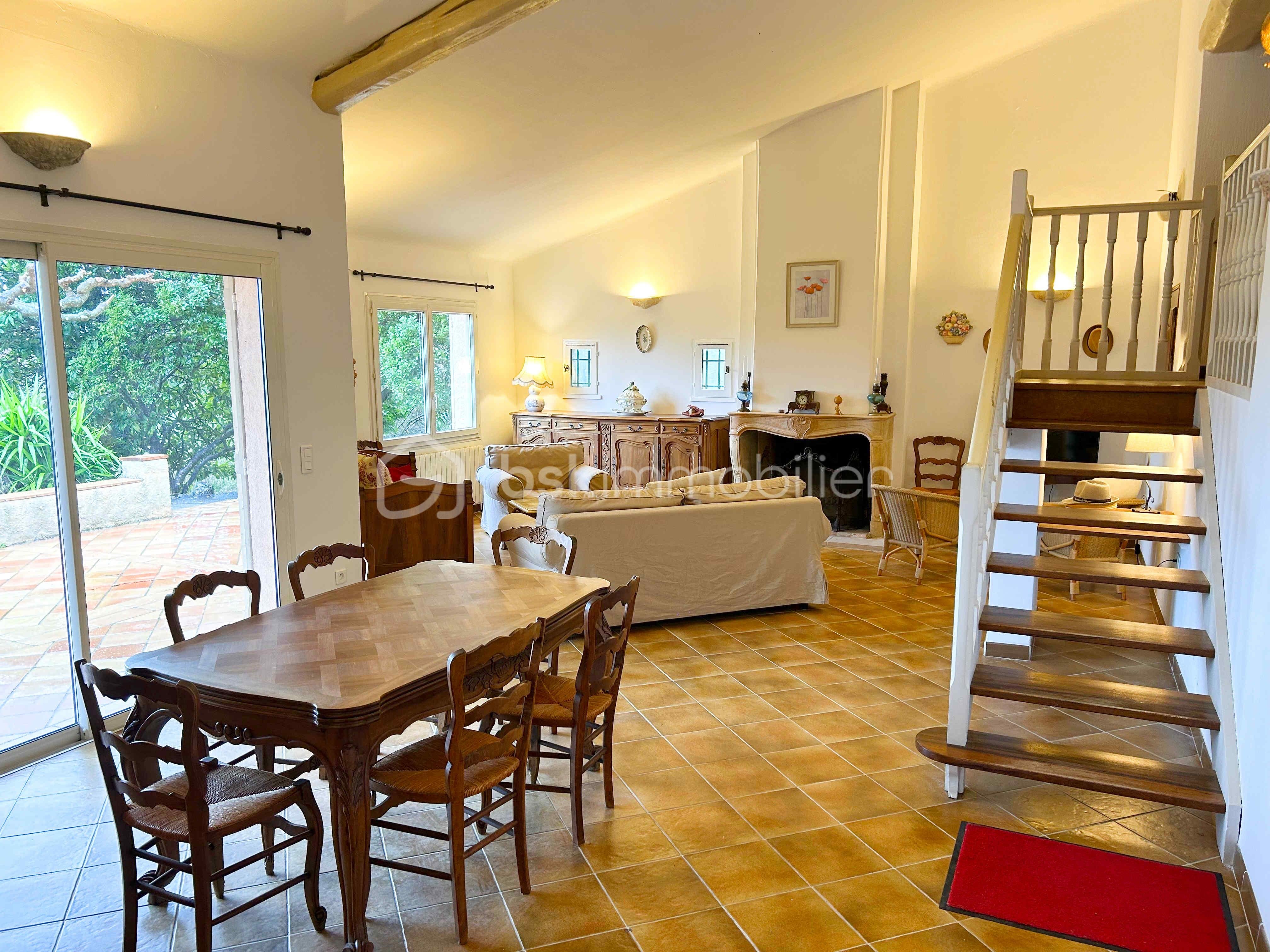 salle-a-manger-sejour-villa-lorgues.jpg