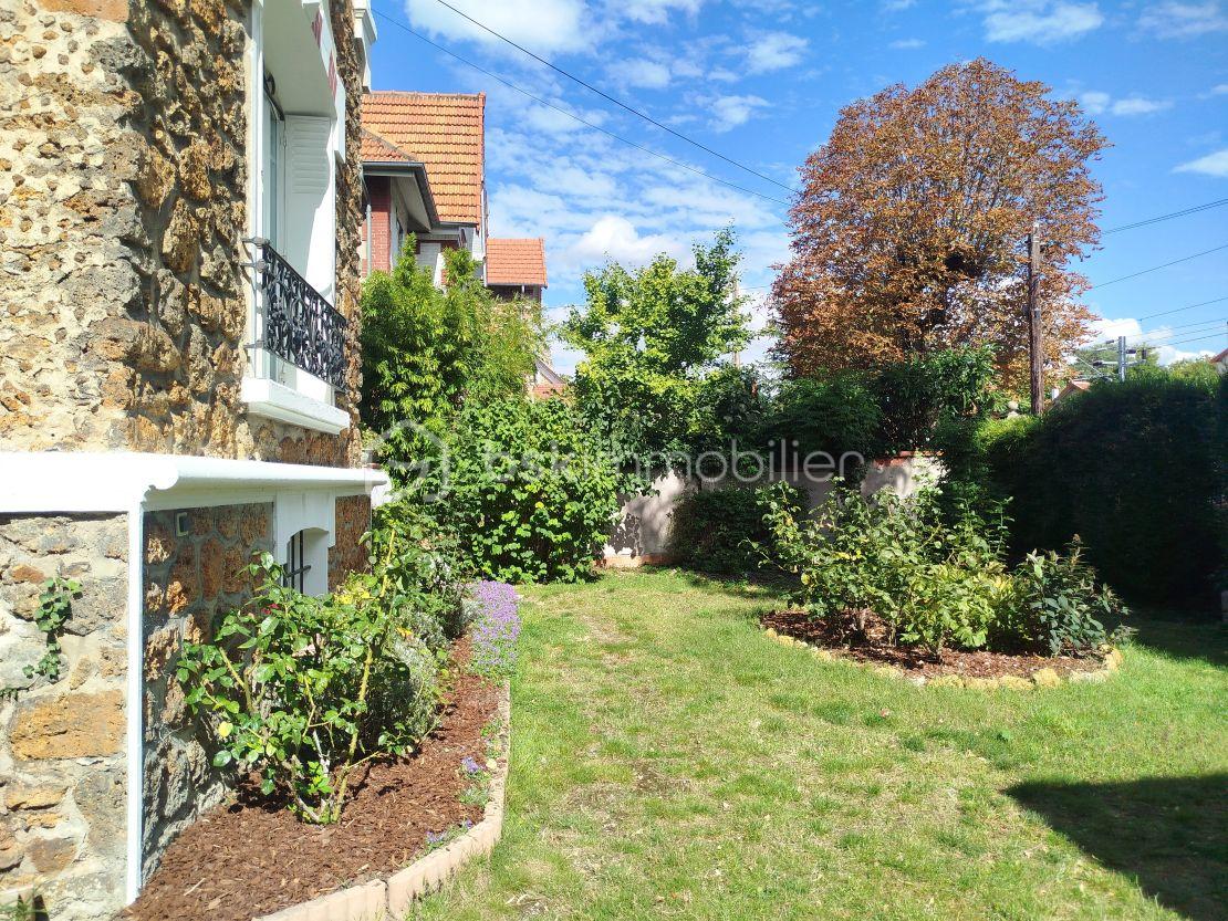 Maison ancienne de 105 m² - jardin avant.jpg