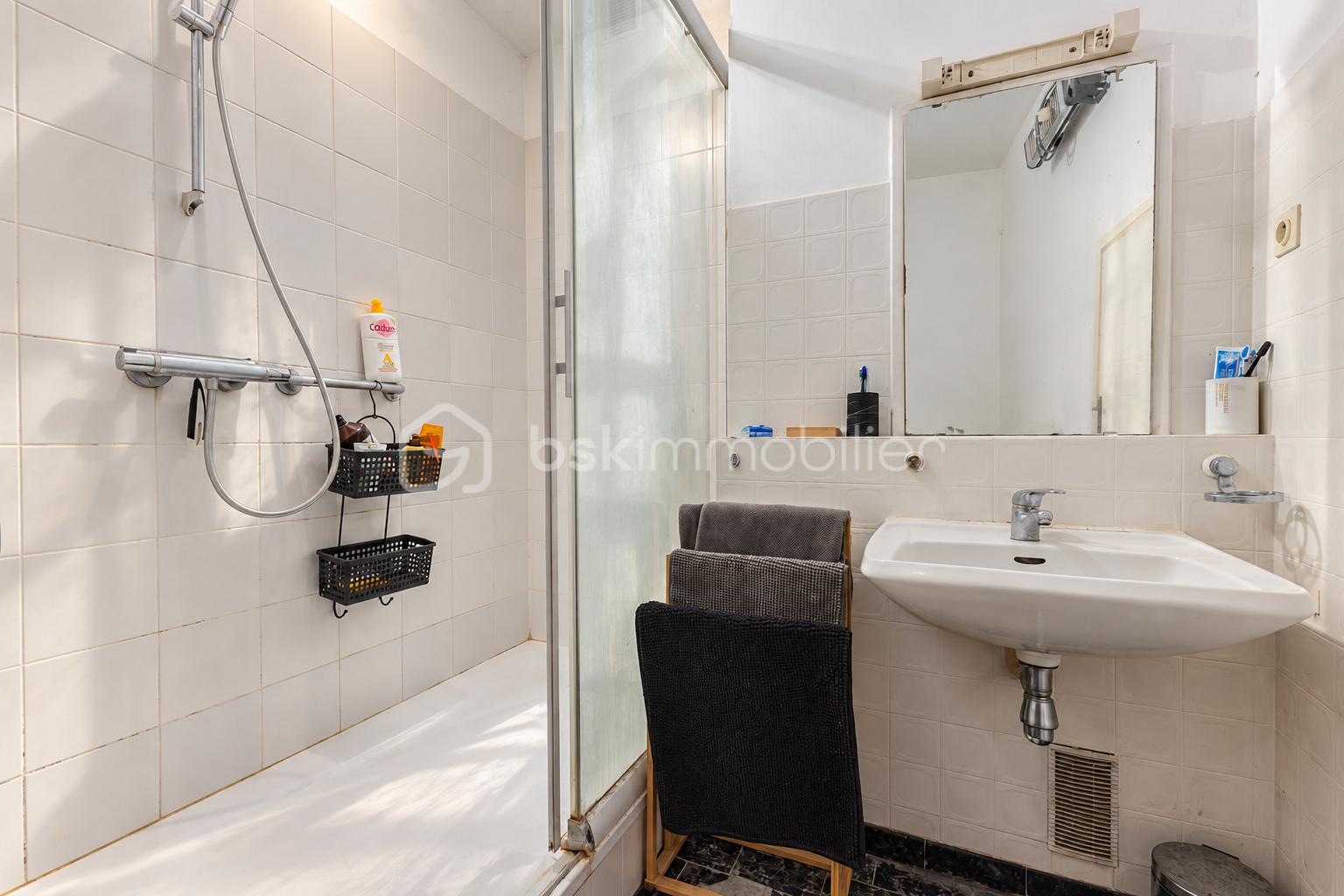 Salle de bain lumineuse et réaliste.png