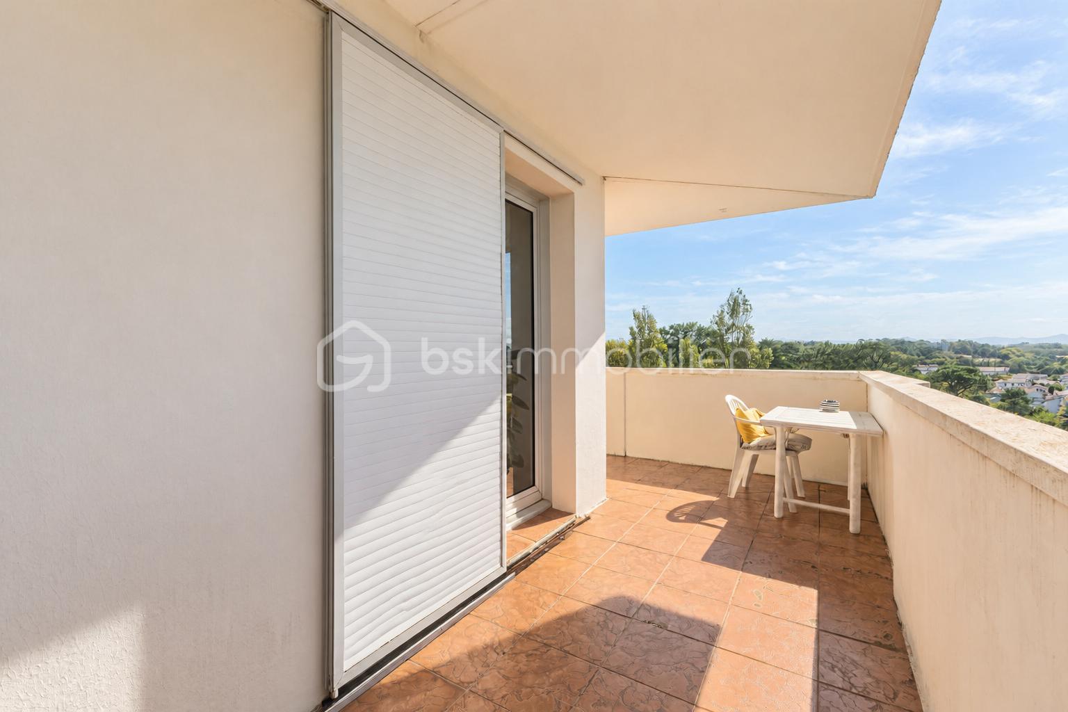 Balcon lumineux avec vue verdoyante.png