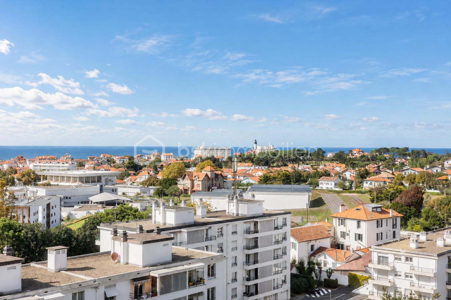 Panorama lumineux d’une ville côtière.png