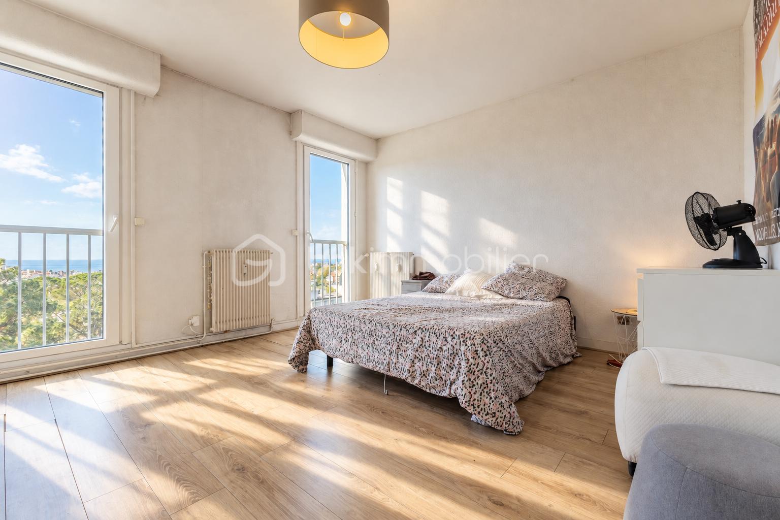 Chambre lumineuse avec vue côtière.png