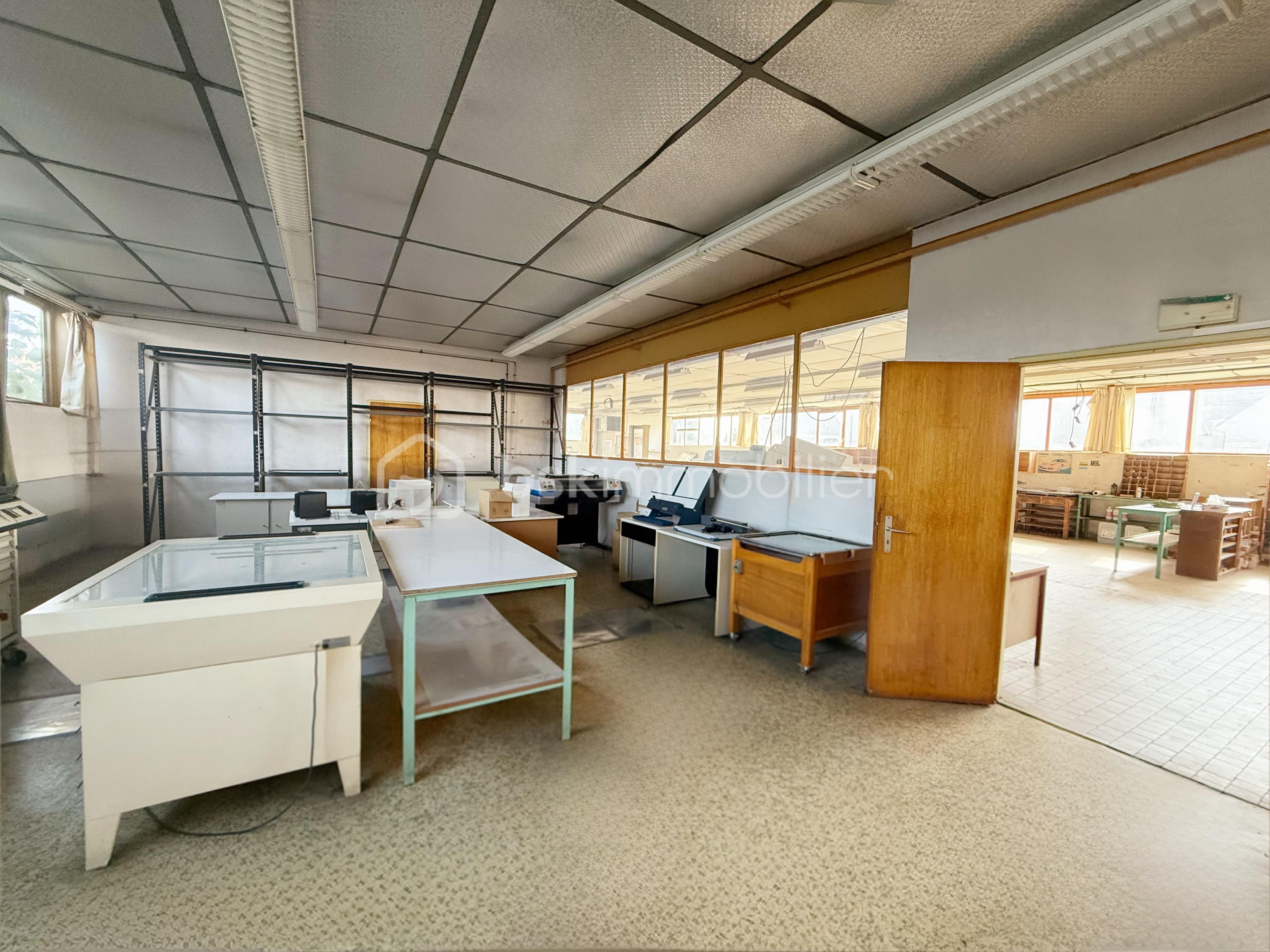 Local commercial de 671 m² - image00001.jpeg