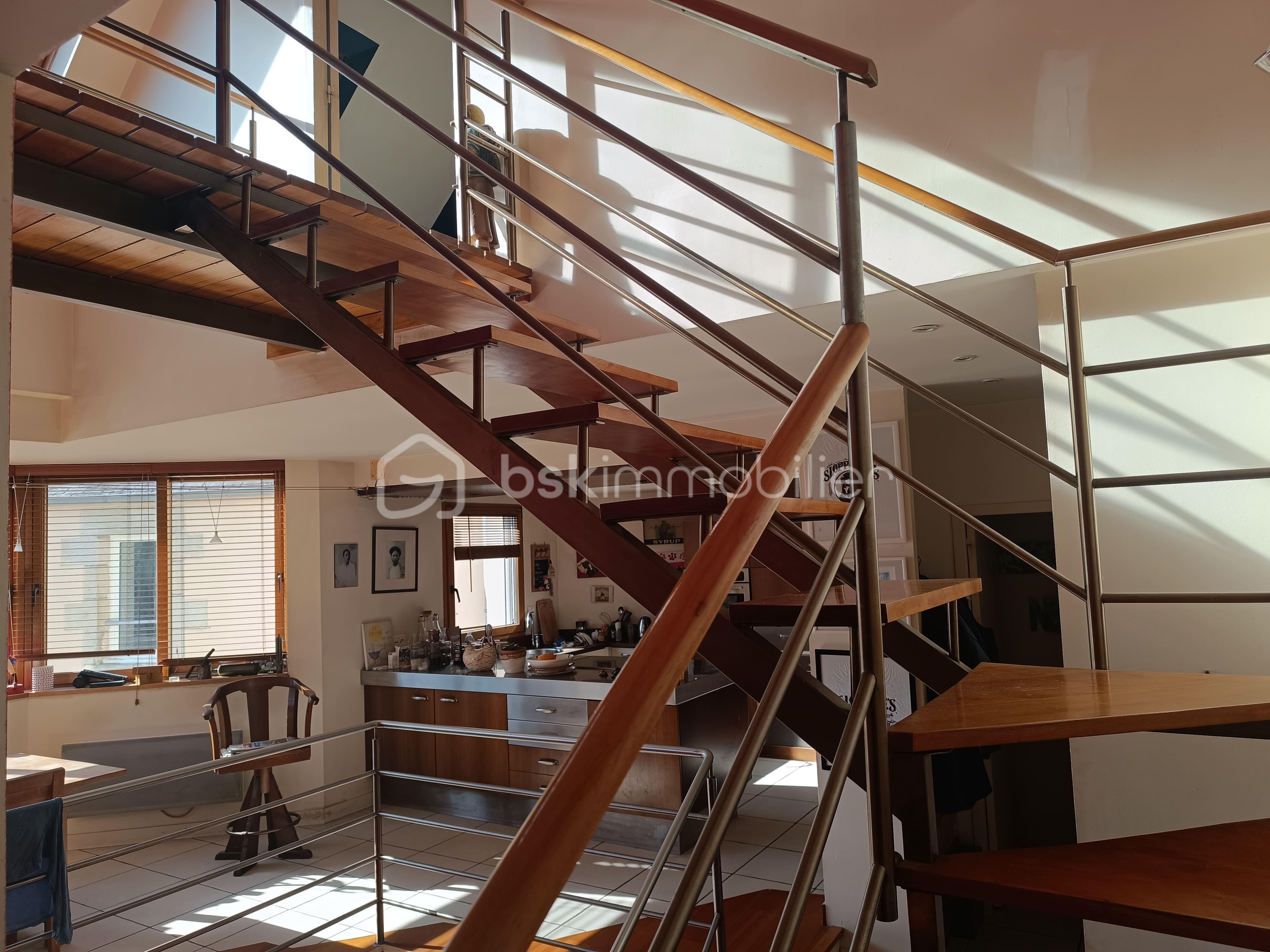 Maison de ville de 140 m² - ecalier cuisine.jpg