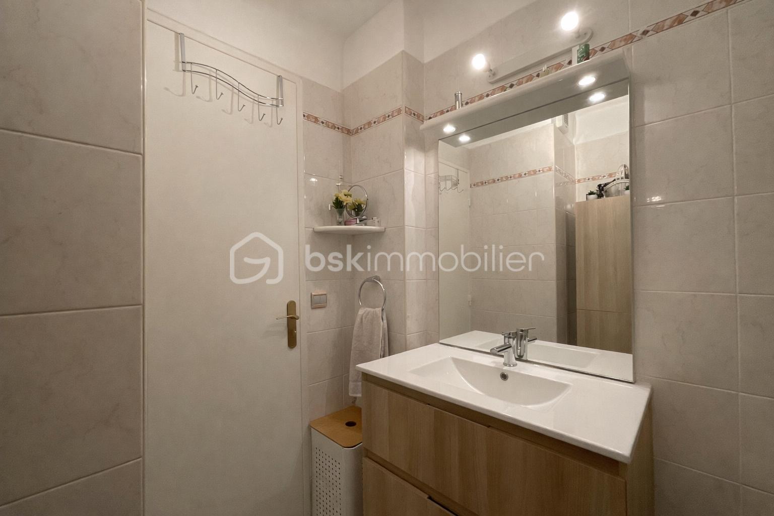 Appartement de 76 m² - Salle de bains moderne et lumineuse.png