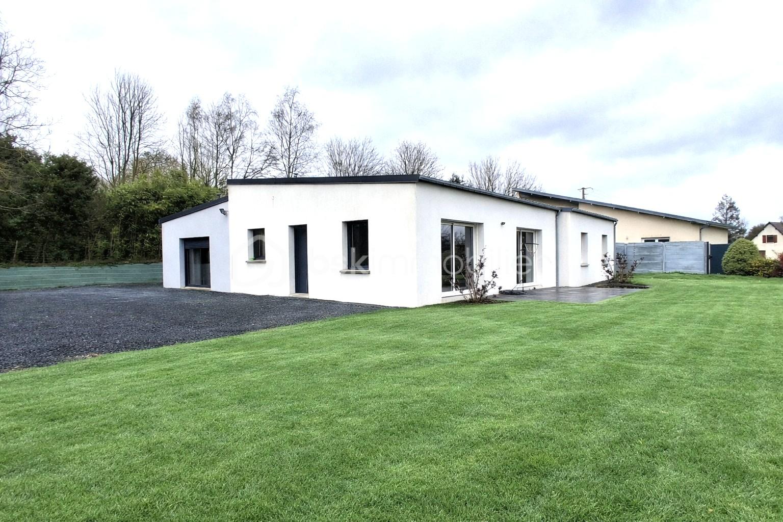 Maison moderne et jardin soigné.jpeg