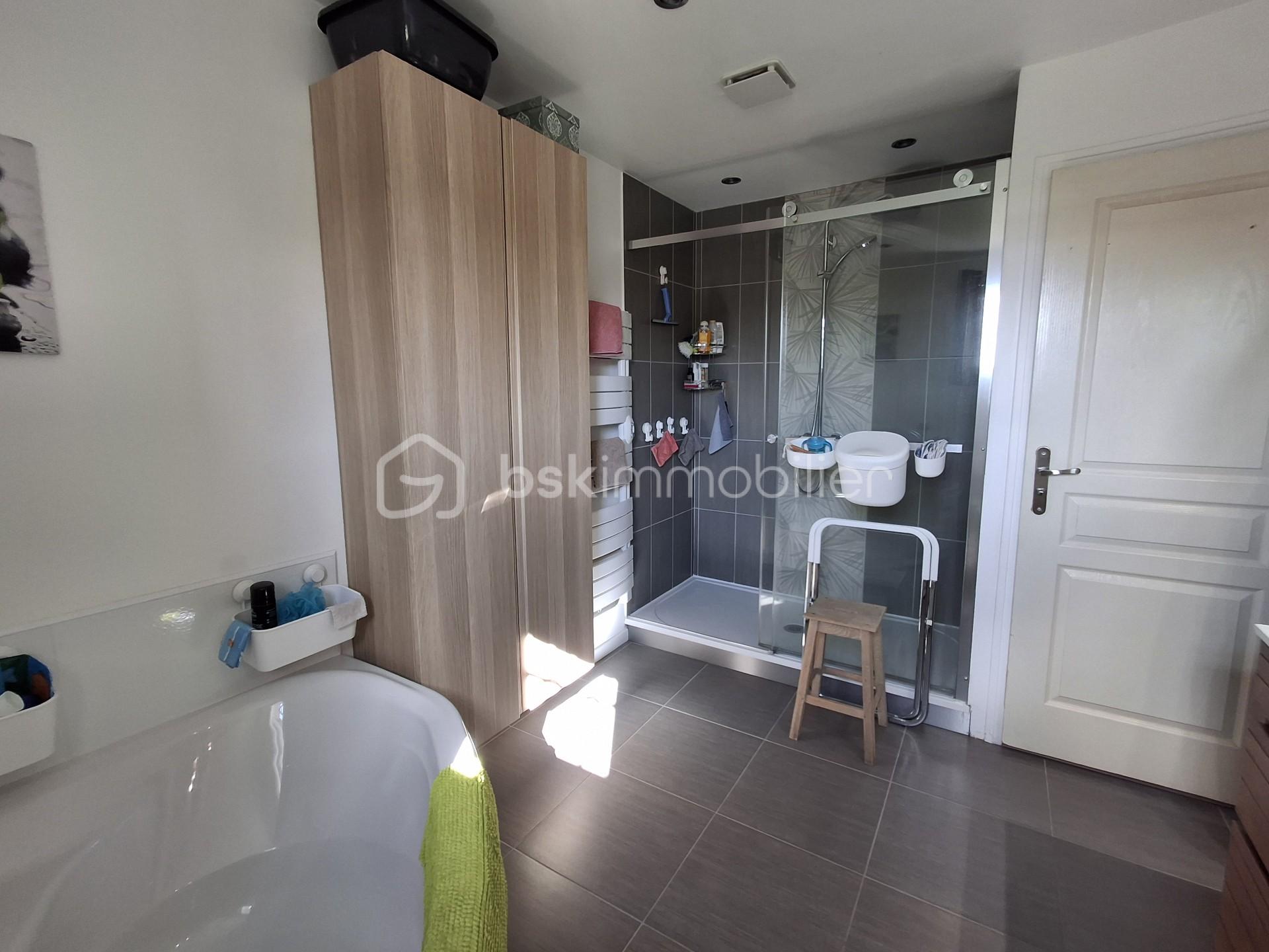 Maison de 100 m² - SDB douche paysage 2.jpg