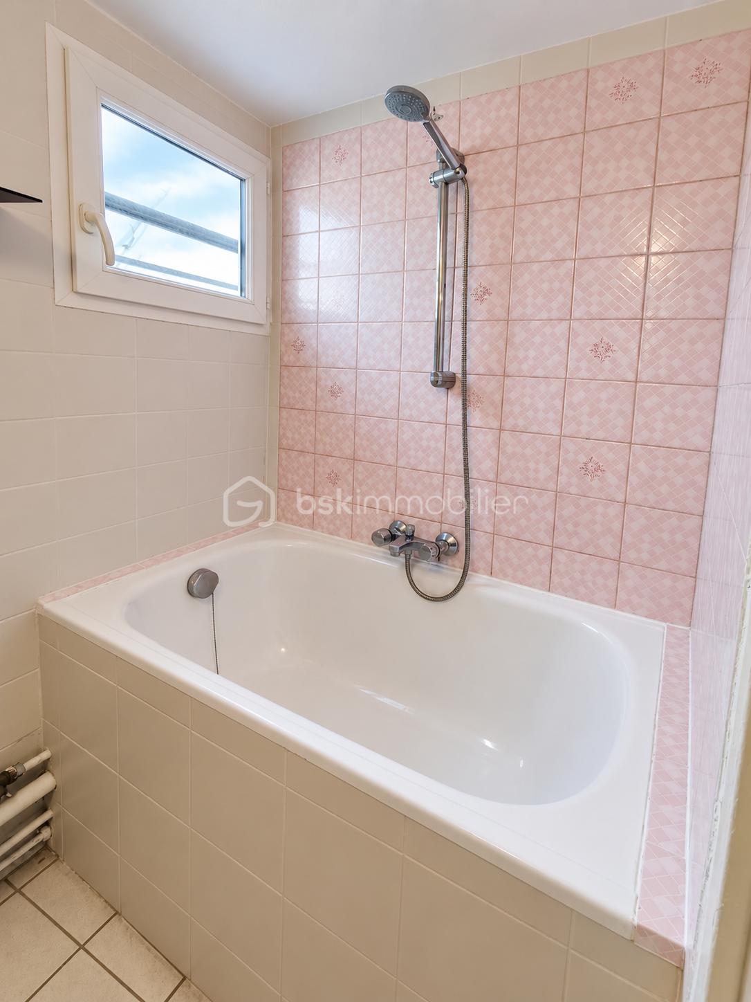 Salle de bain rétro aux carreaux roses(1).png