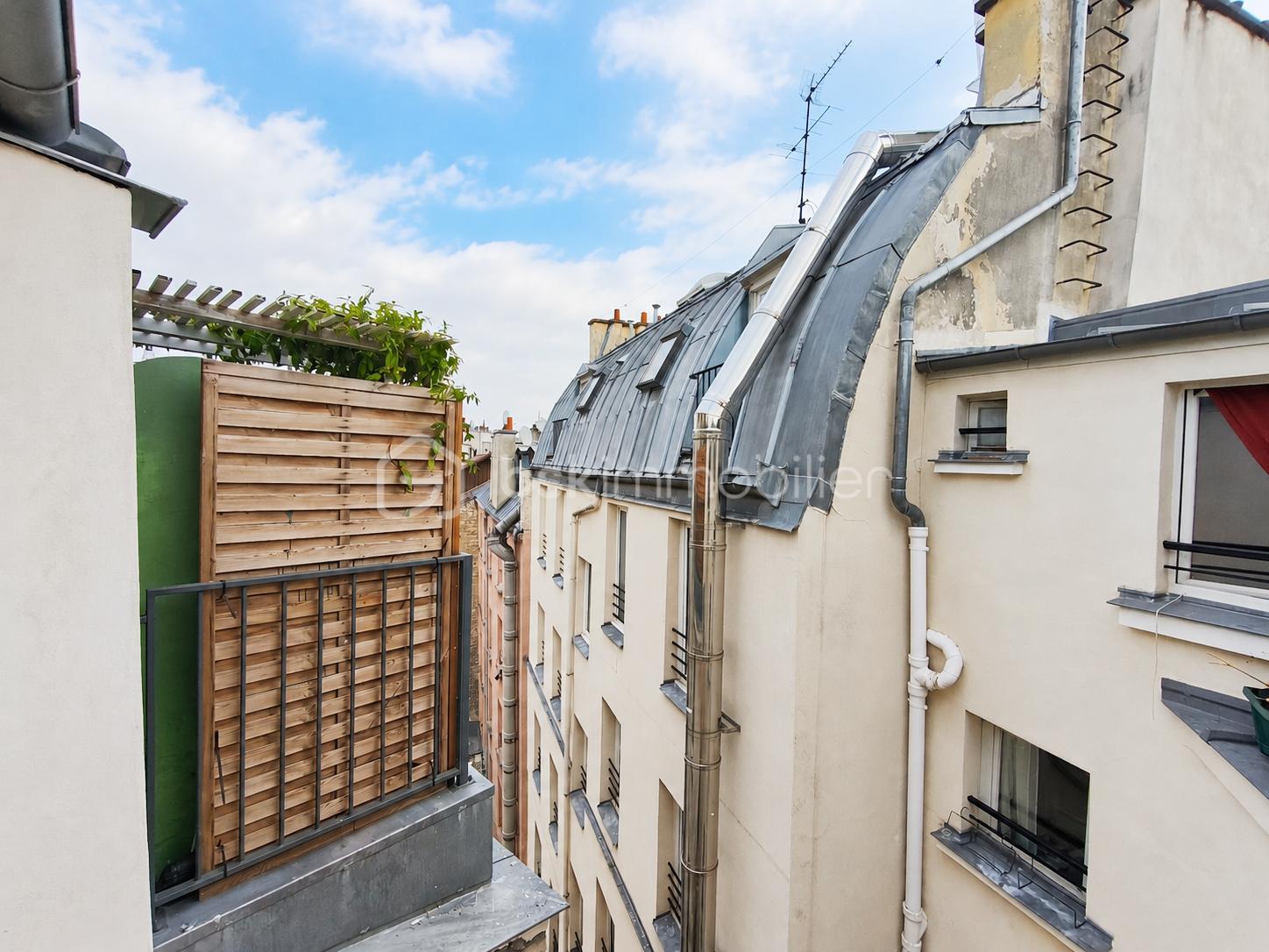 Balcon parisien sous ciel nuageux.jpg