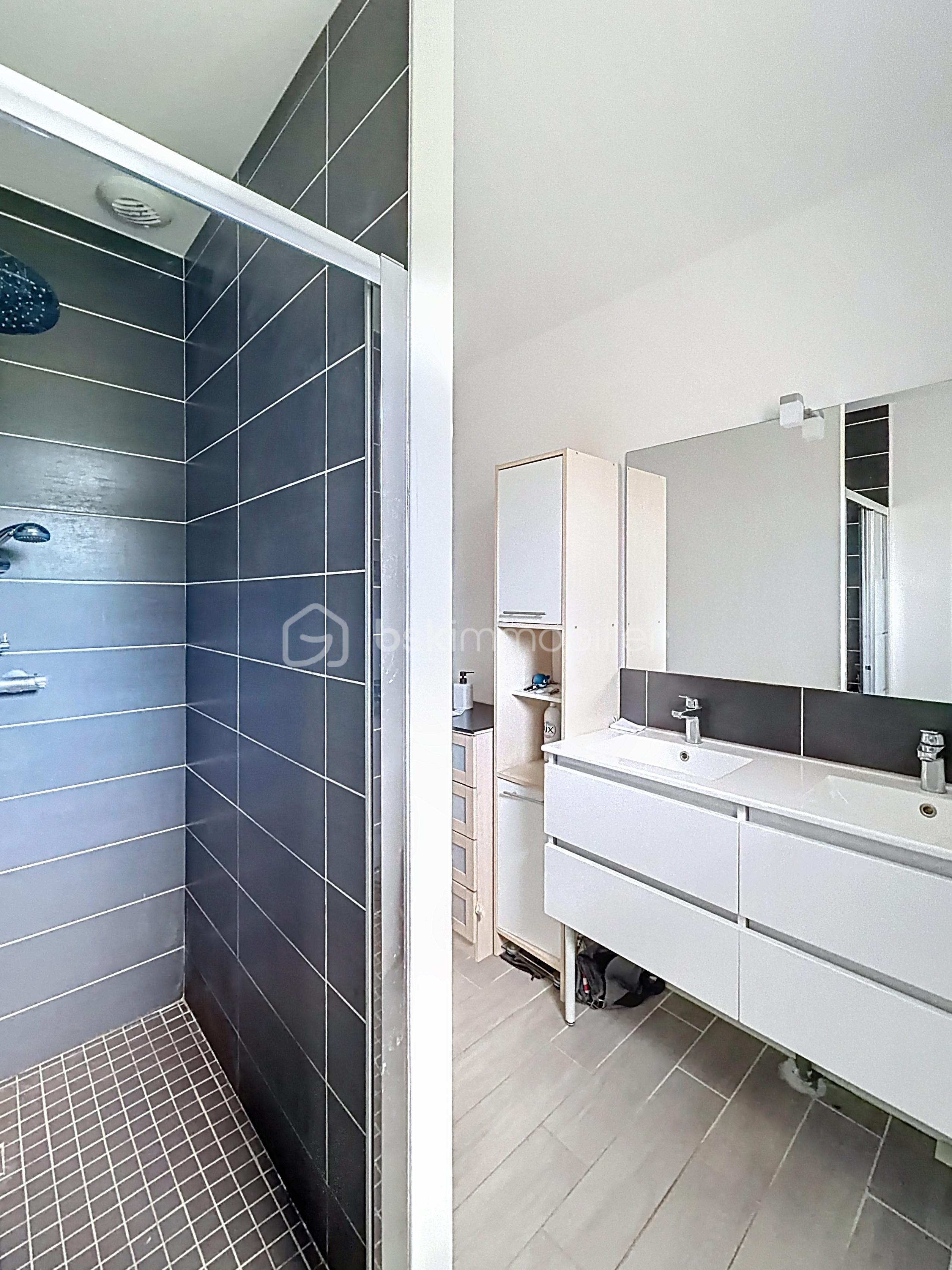 Maison contemporaine de 91 m² - salle d'eau.jpg