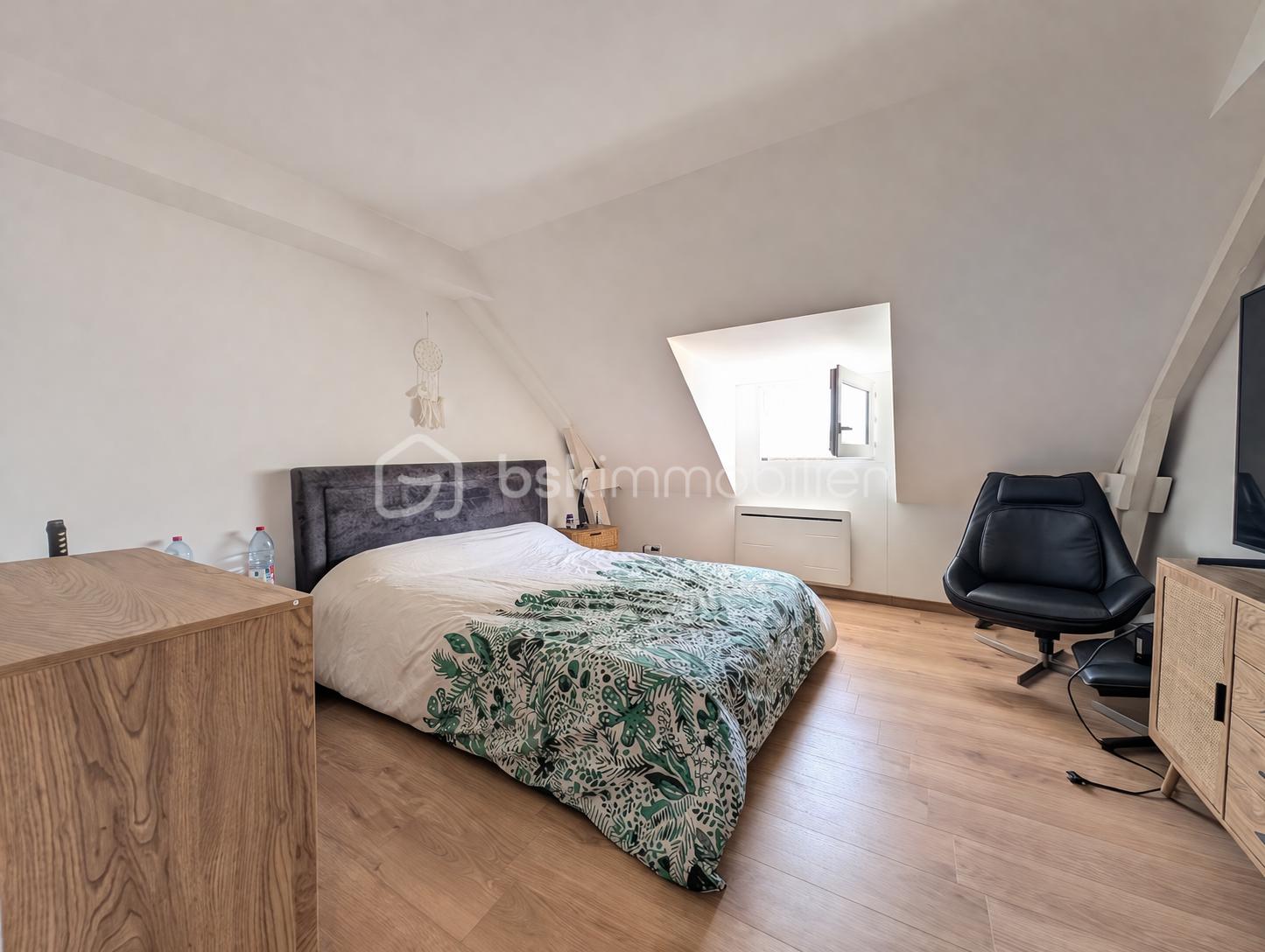 Chambre d'attique moderne et lumineuse.png