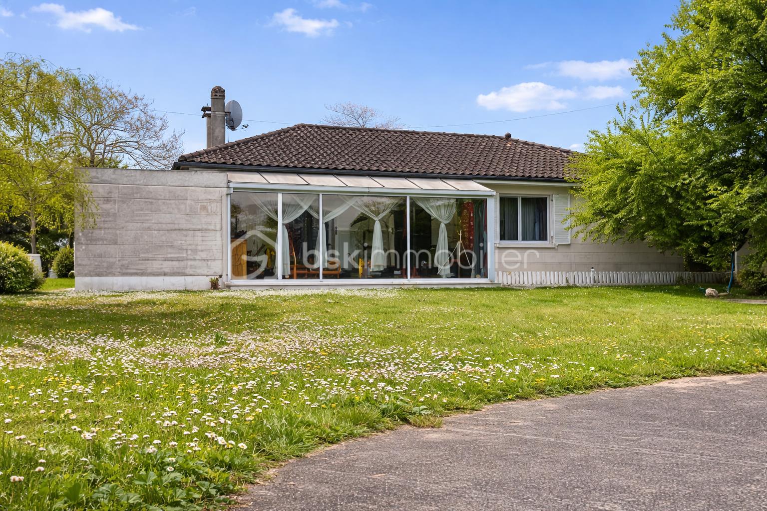 Maison de banlieue sous ciel bleu.png