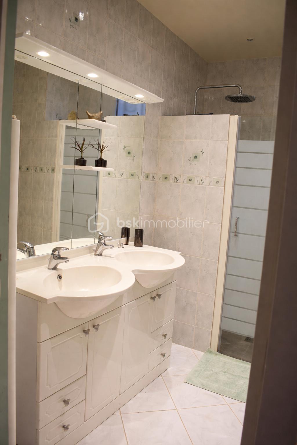 Salle de bain moderne et lumineuse.png