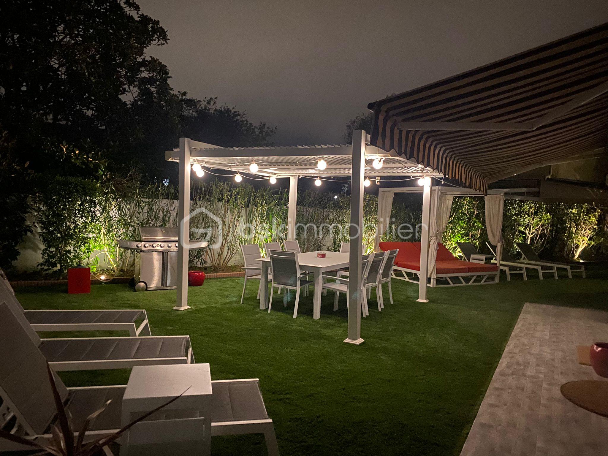 Appartement de 81 m² - 3 Vue jardin pergola terrasse de nuit.jpg