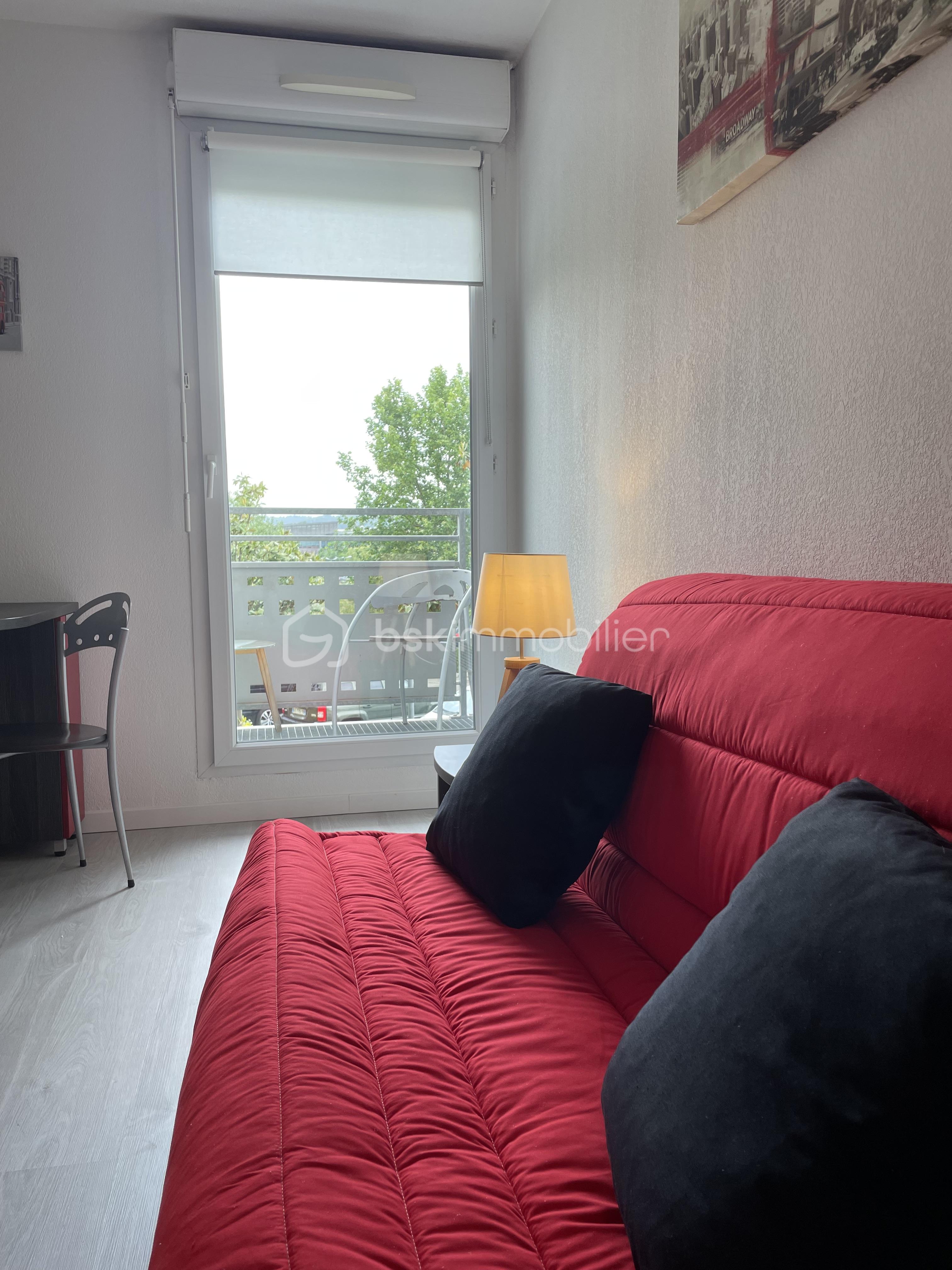 CANAPE ROUGE VUE BALCON.jpeg