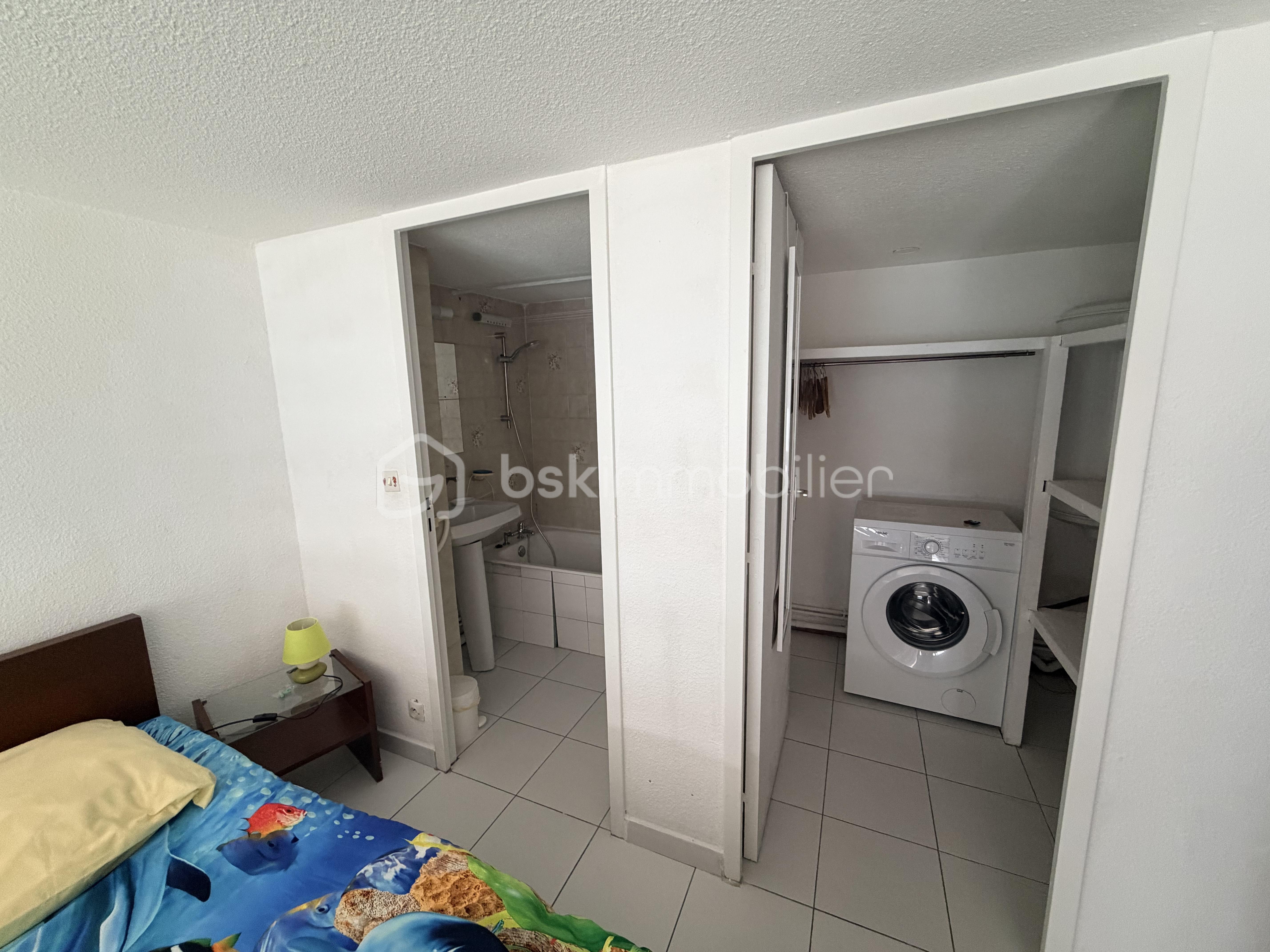 Appartement de 35 m² - SDB et buanderie chambre 1.jpg