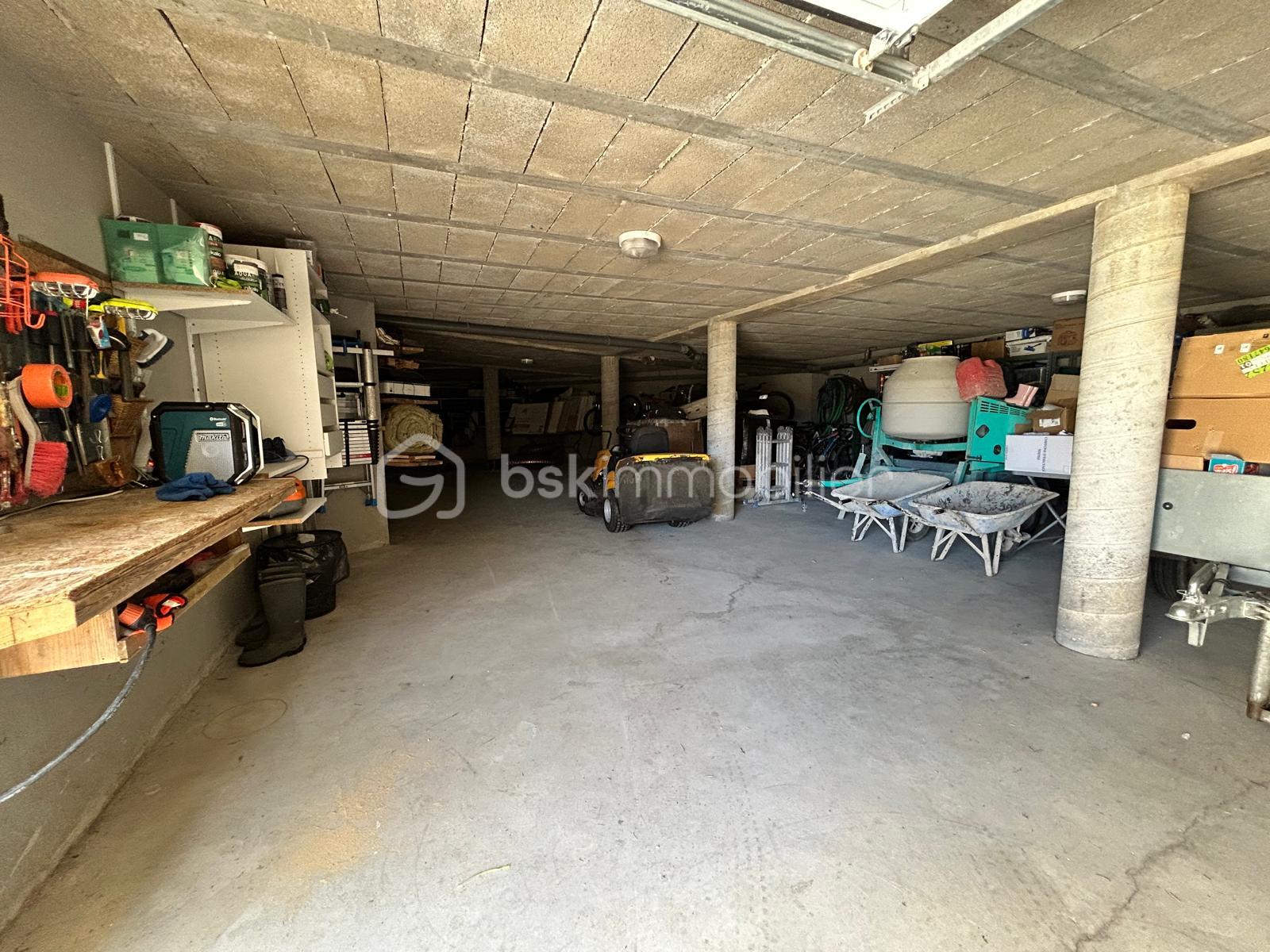 Maison traditionnelle de 201,20 m² - GARAGE.jpg