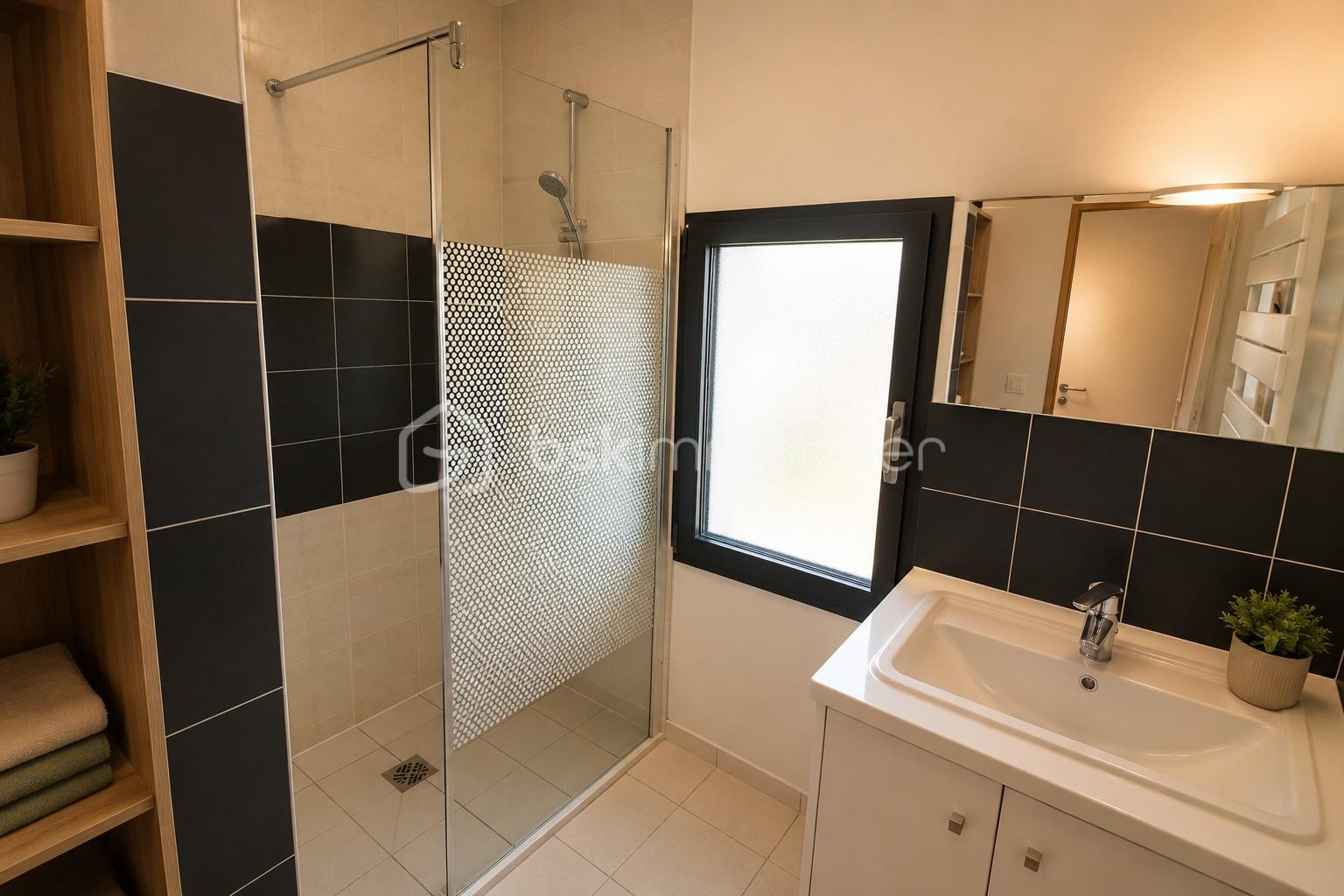 SALLE D EAU ETAGE HST.jpeg