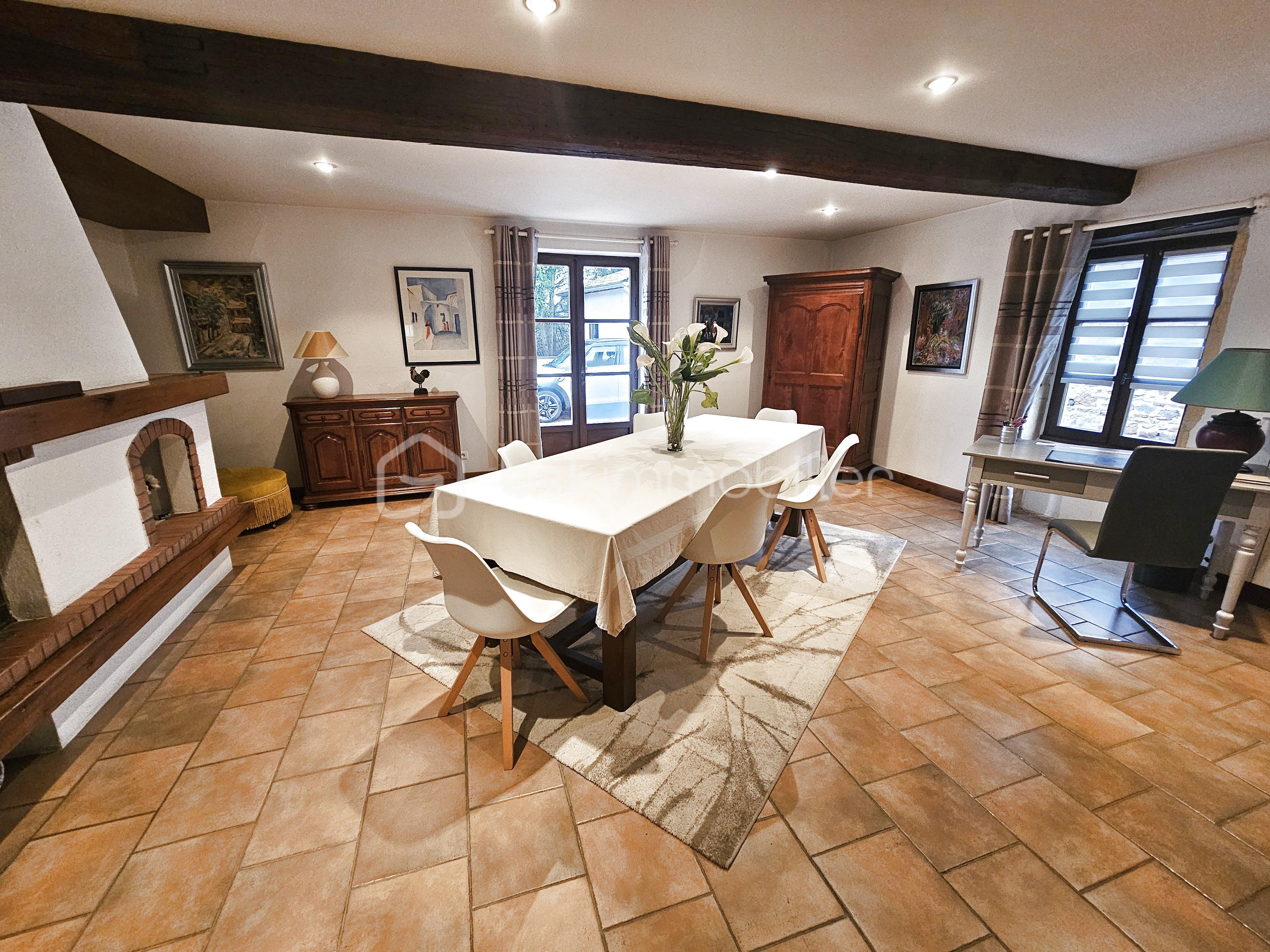 Maison de 250 m² - photo_4b9382c52a026a79c8aaaf8c0b4e4d10_Inc_0.jpg