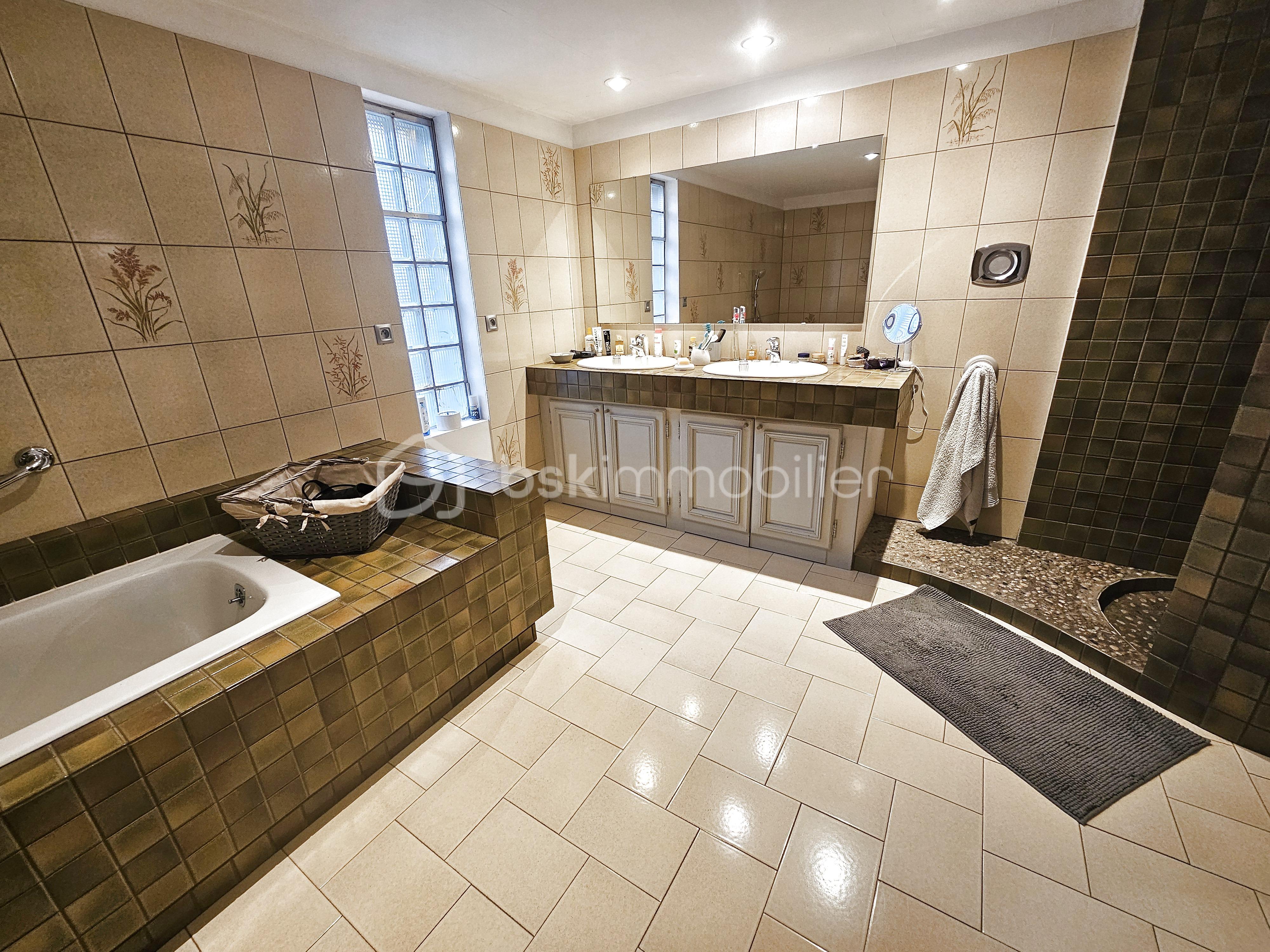 Maison de 250 m² - photo_2d3711359f6a7b60b9b72b8c8e540495_Inc_0.jpg