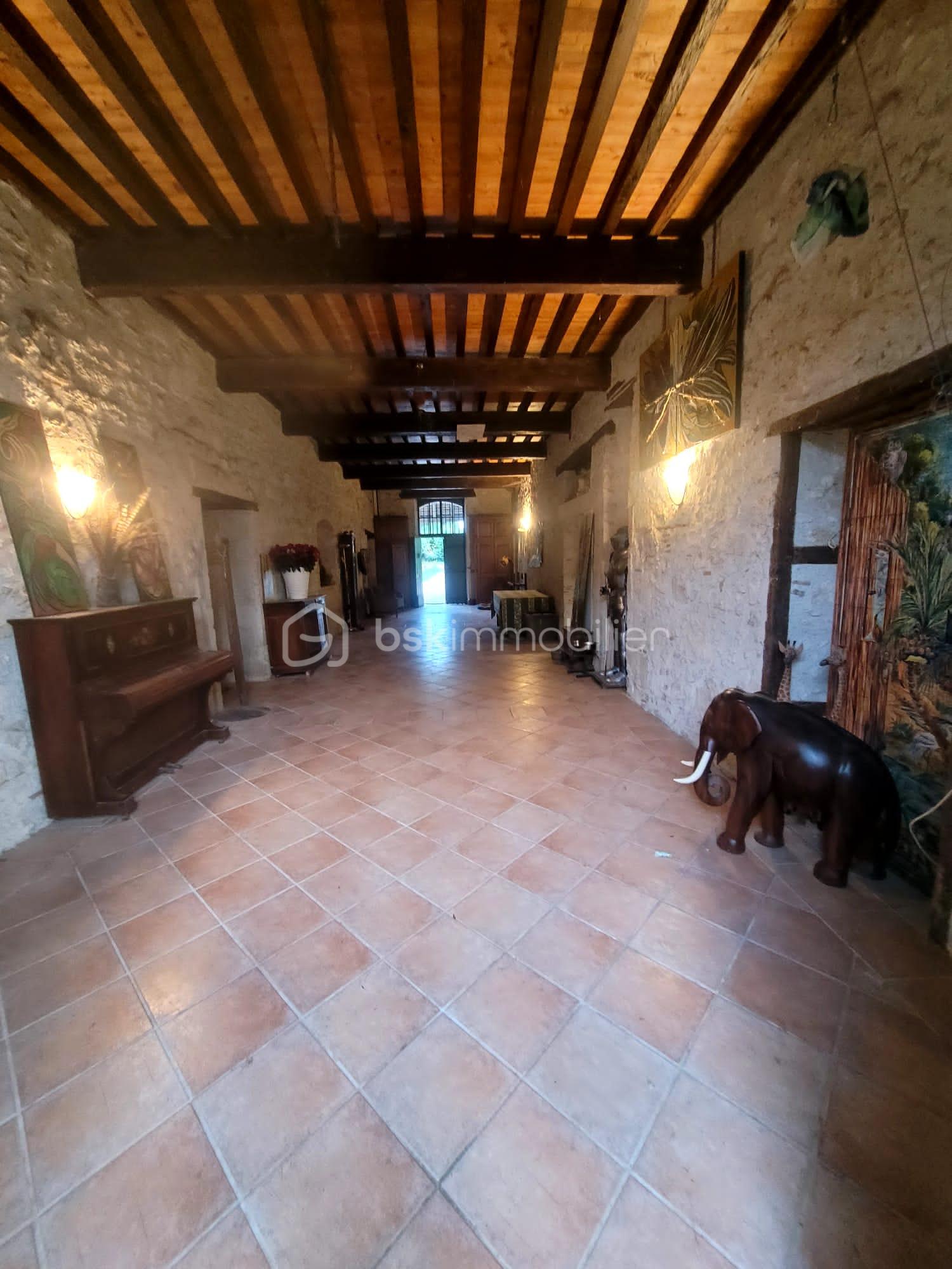 Maison de 349 m² - 01 Couloir principal.jpeg