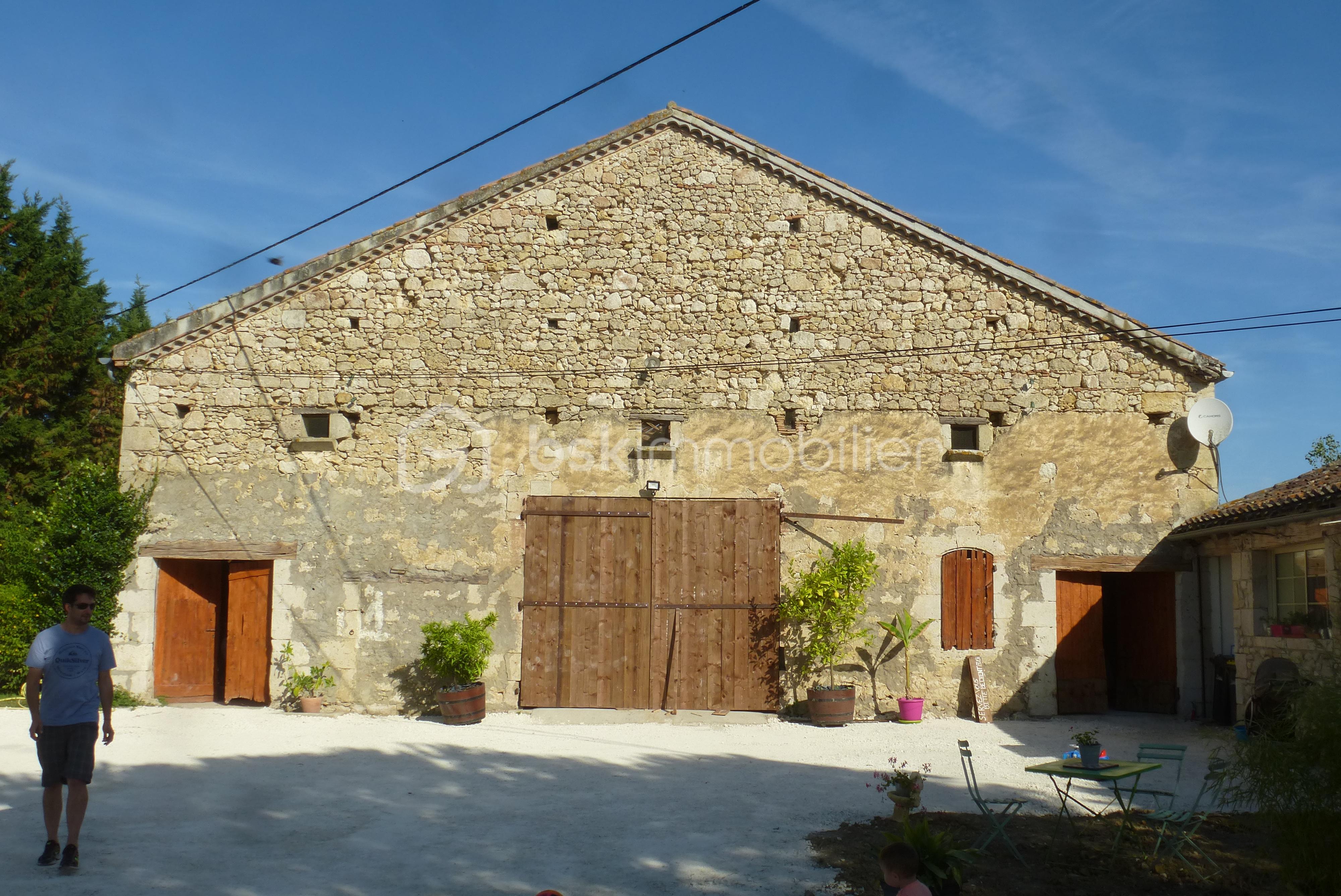 Maison de 349 m² - Grange extérieur.JPG