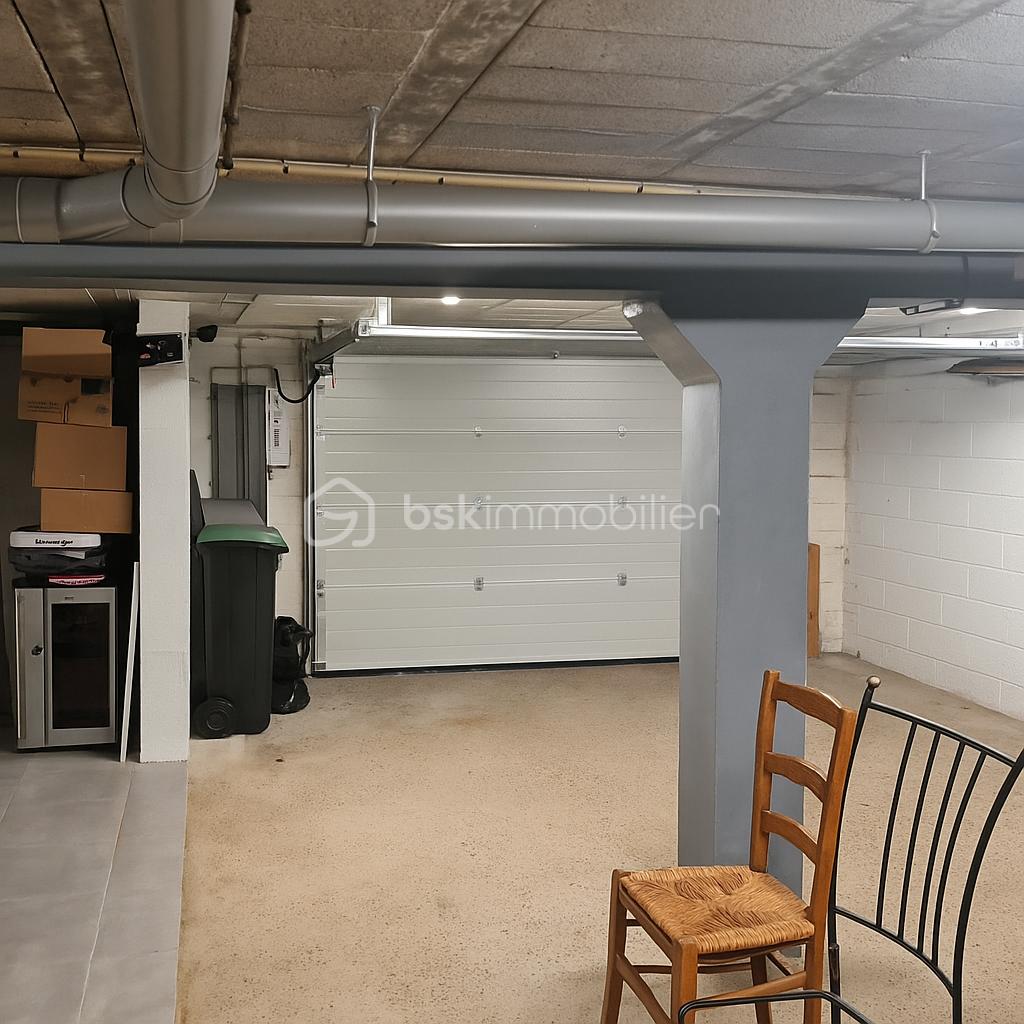 Maison de 153 m² - Garage moderne avec voiture et étagères.png