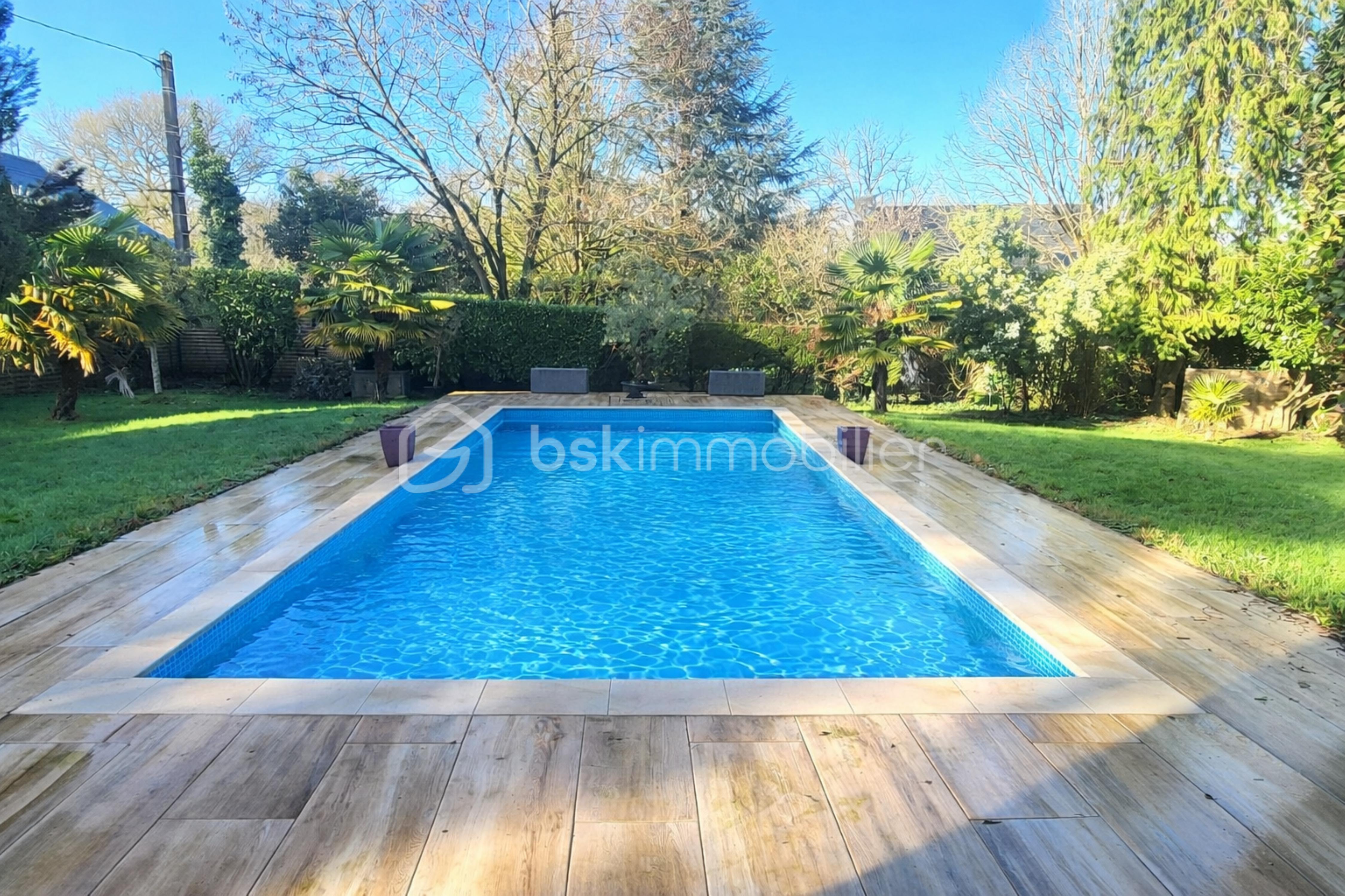 Propriete de 230,14 m² - Piscine entourée de verdure ensoleillée 2.png