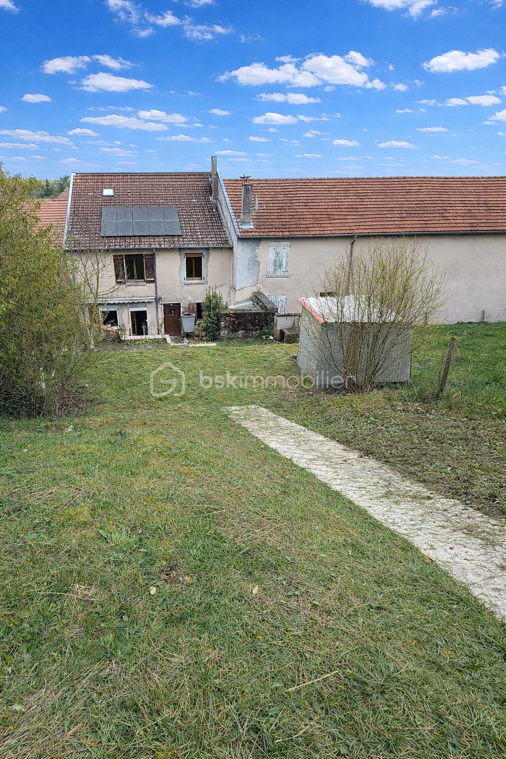 Jardin verdoyant sous ciel bleu.png
