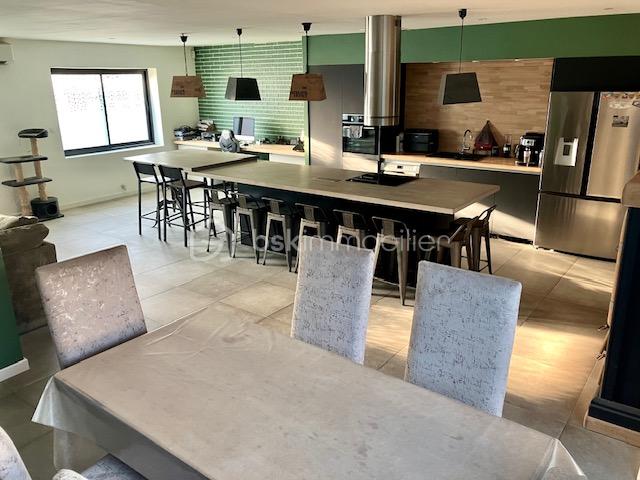 Maison de 620 m² - dumoulin_cuisine_du_patio_2_tables.jpg