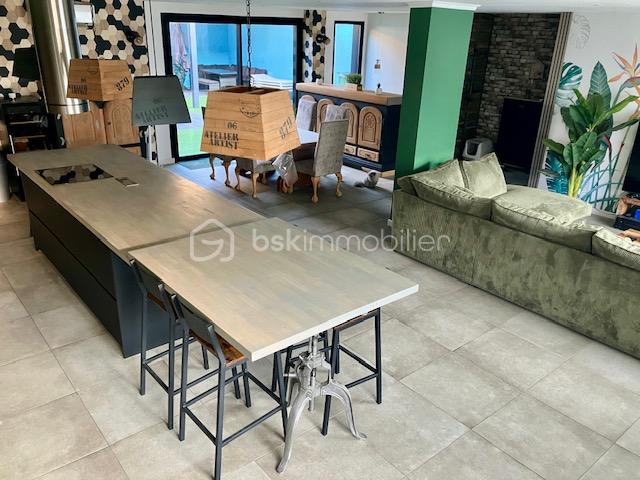 Maison de 620 m² - dumoulin_cuisine_de_la_rue_table_salon.jpg