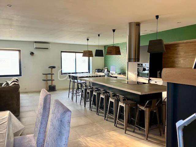 Maison de 620 m² - dumoulin_cuisine_table_seule.jpg