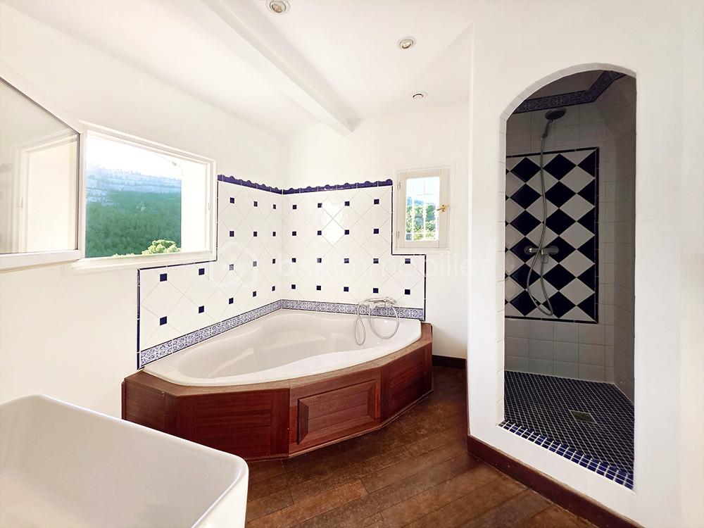 Maison provencale de 157 m² - salle de bain 4.jpg
