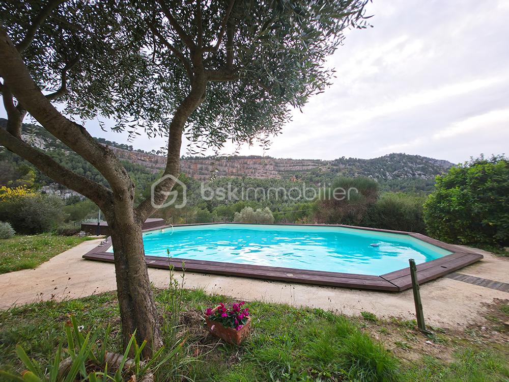 Maison provencale de 157 m² - piscine ciel gris.jpg