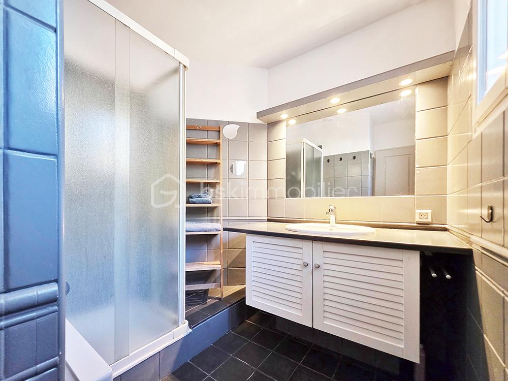 Maison provencale de 157 m² - salle d'eau chambre.jpg