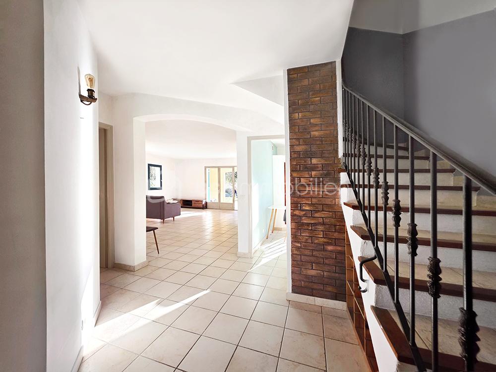 Maison provencale de 157 m² - entrée escalier.jpg