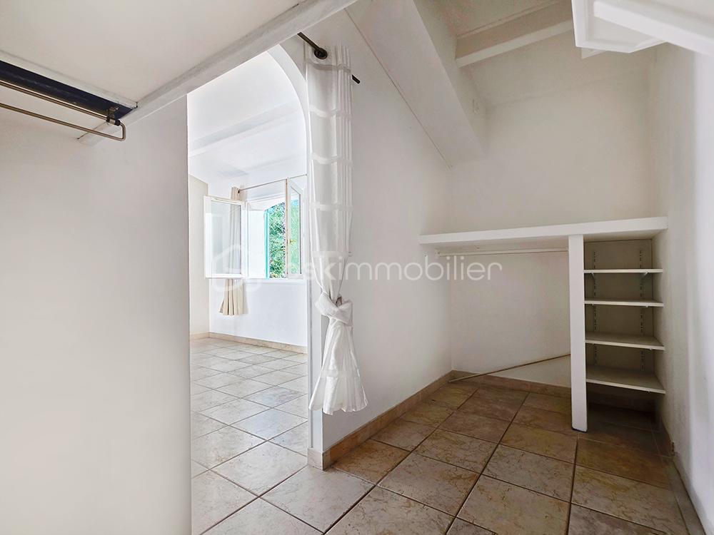 Maison provencale de 157 m² - dressing chambre étage.jpg