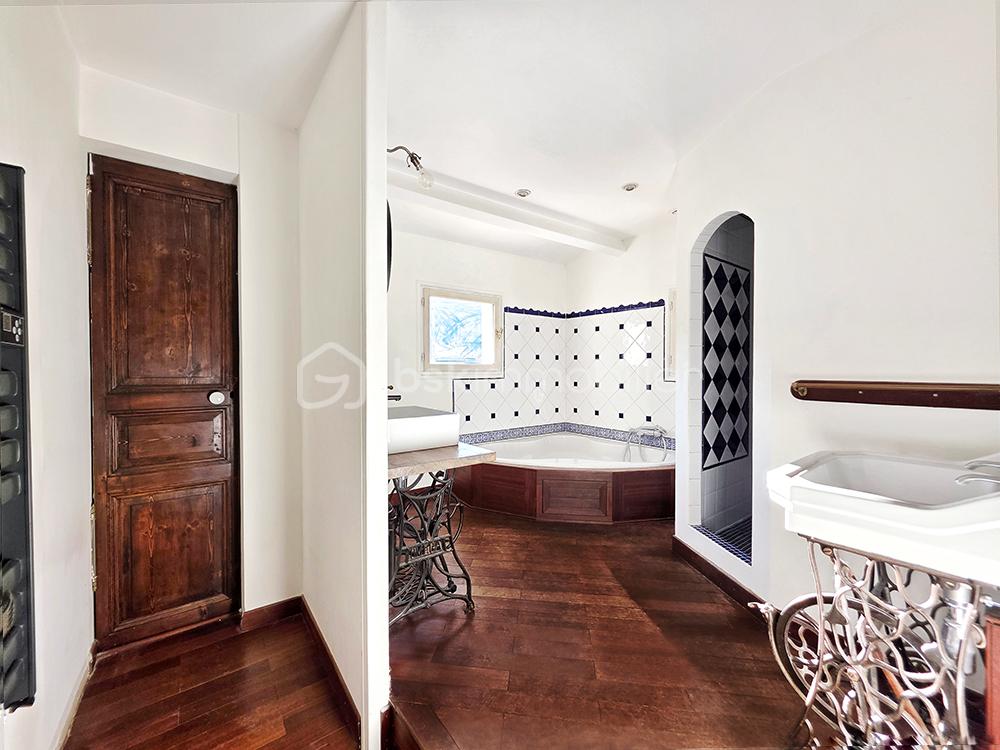 Maison provencale de 157 m² - salle de bain 3.jpg