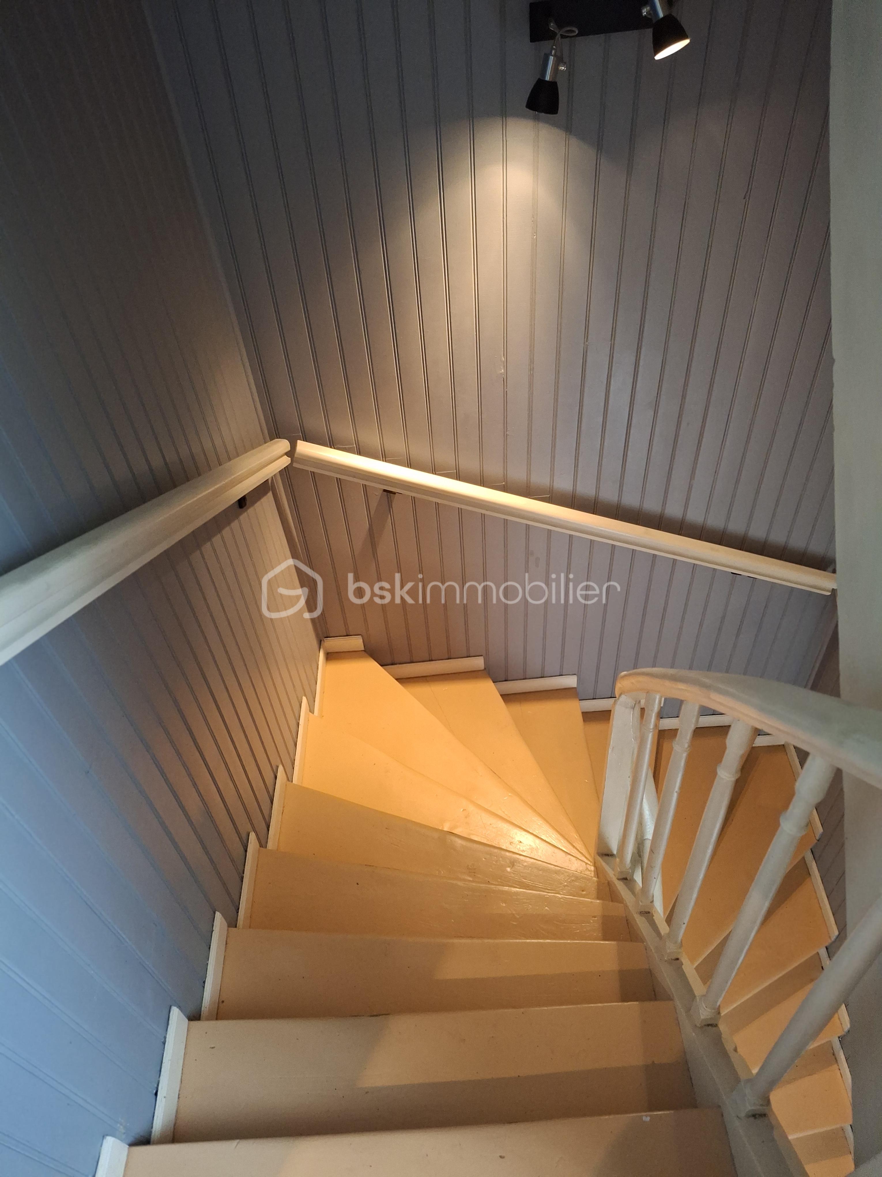 Maison de 111 m² - cage esc  1er au RDC.jpg